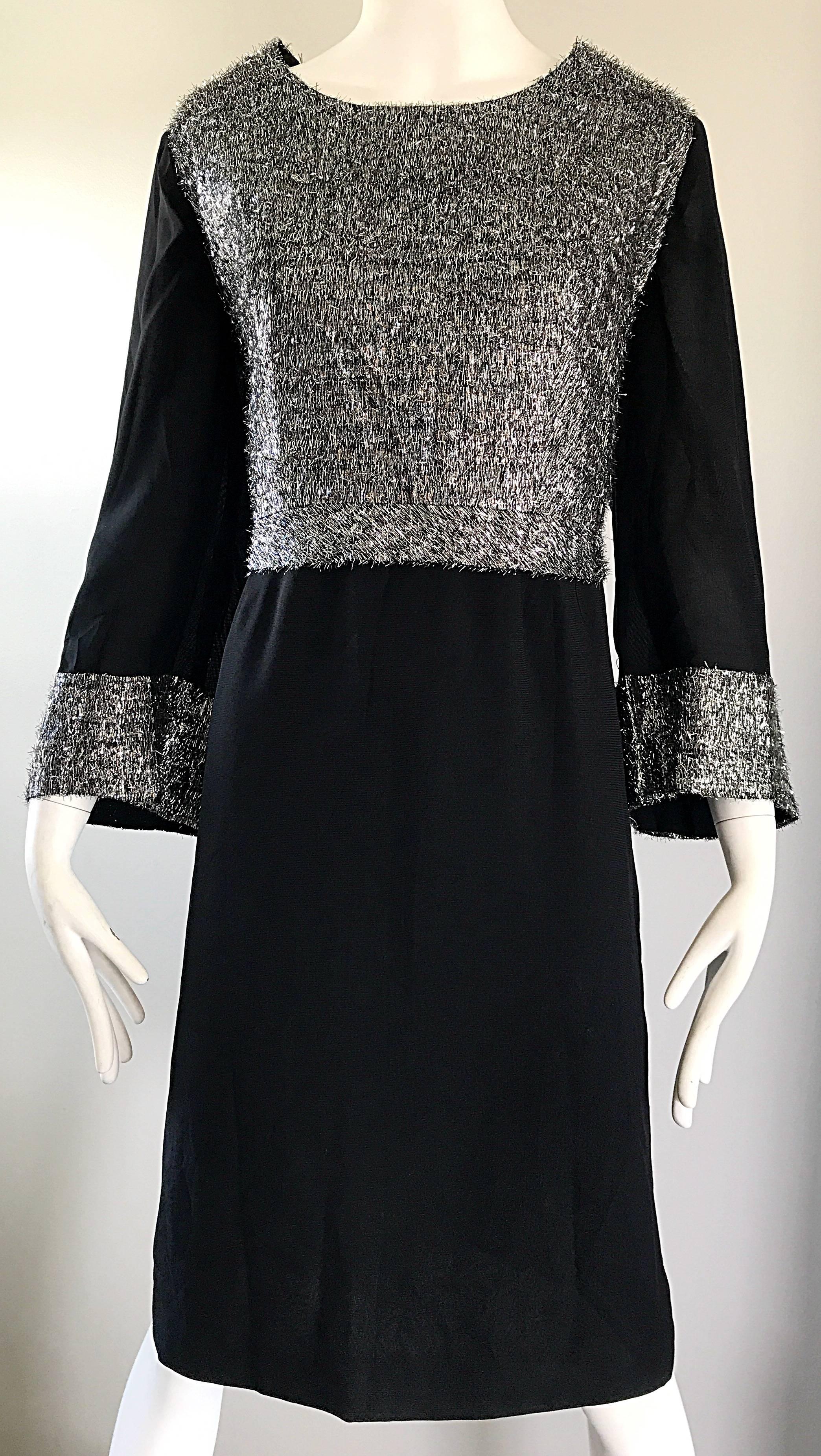 Women's Chic 1960s Plus Size 16 / 18 Silver + Black 60s Vintage Bell Sleeve Shift Dress For Sale