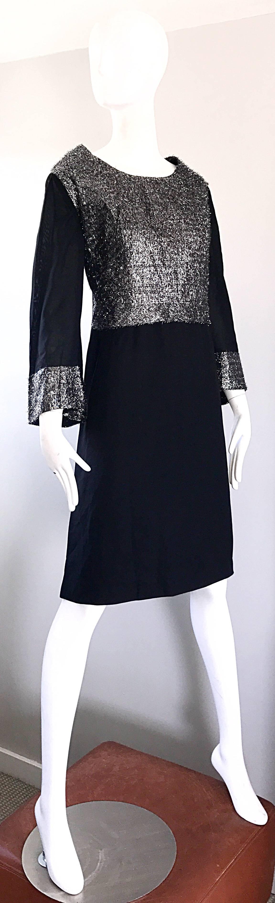 Chic 1960s Plus Size 16 / 18 Silver + Black 60s Vintage Bell Sleeve Shift Dress For Sale 1