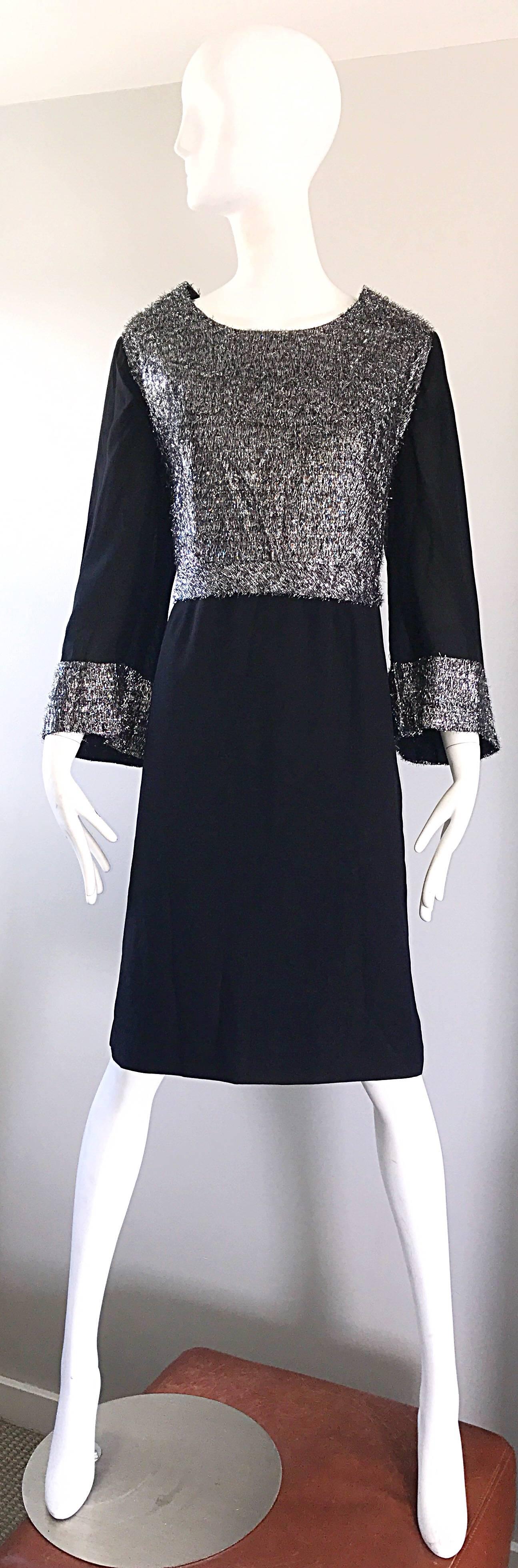 Chic 1960s Plus Size 16 / 18 Silver + Black 60s Vintage Bell Sleeve Shift Dress For Sale 2