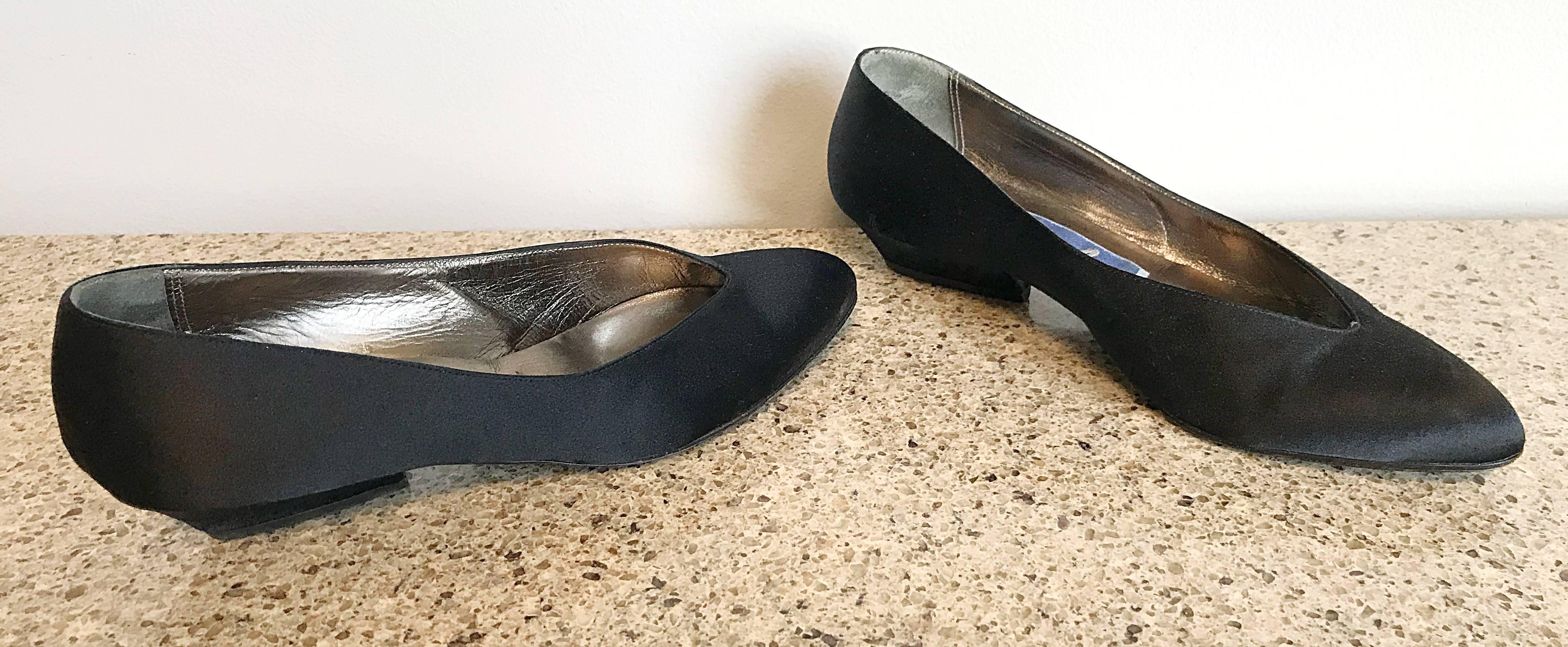 Avant Garde vintage 80s black silk satin flats! The perfect comfortable and stylish pair of shoes. Features a pointed curve, with an angular heel. Can easily be dressed up or down. Great with shorts, jeans, a skirt, a dress, or a suit. In great
