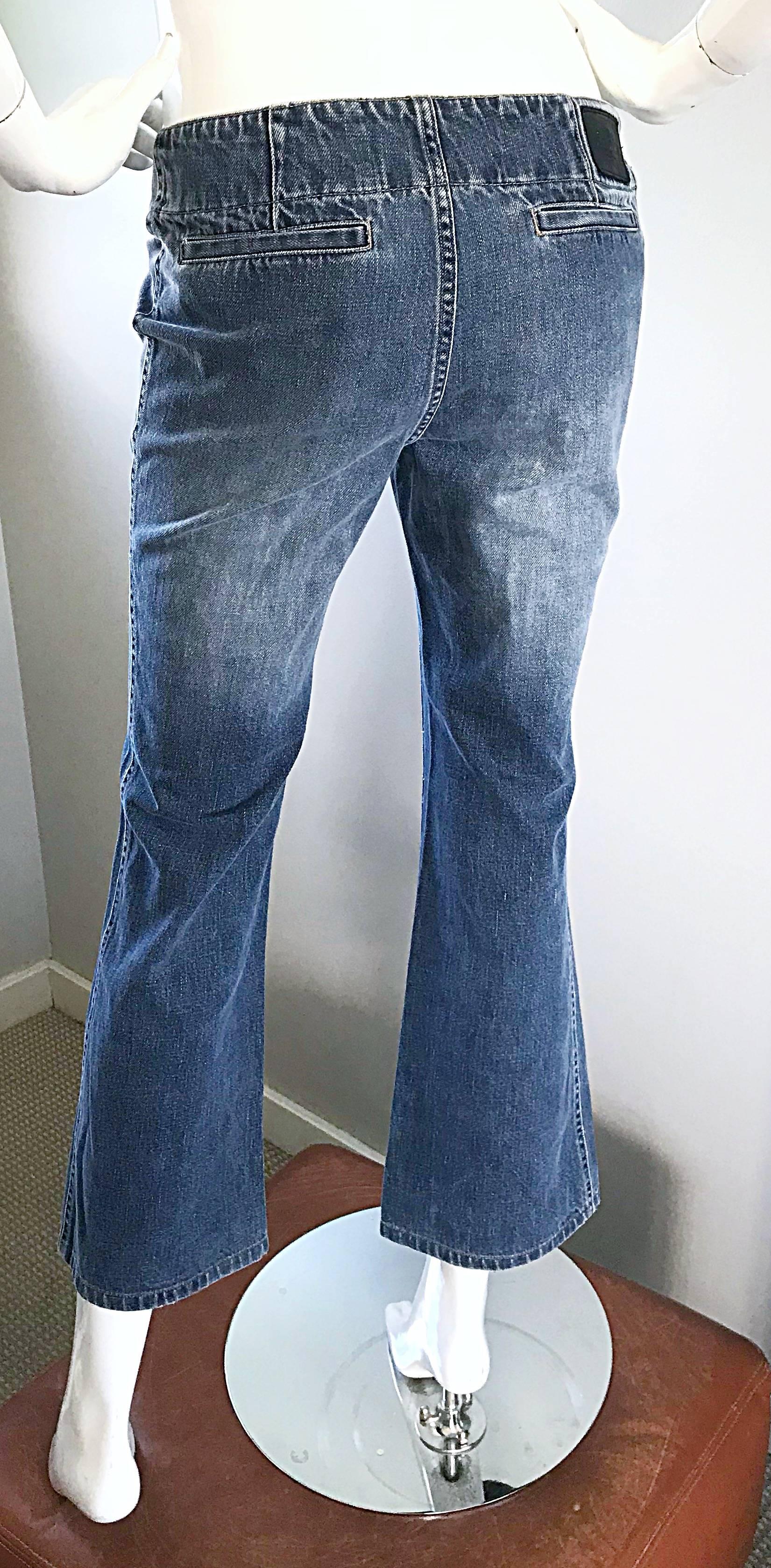 Tom Ford pour Gucci - Culotte courte à jambes évasées en jean bleu, taille basse, taille 6  en vente 5