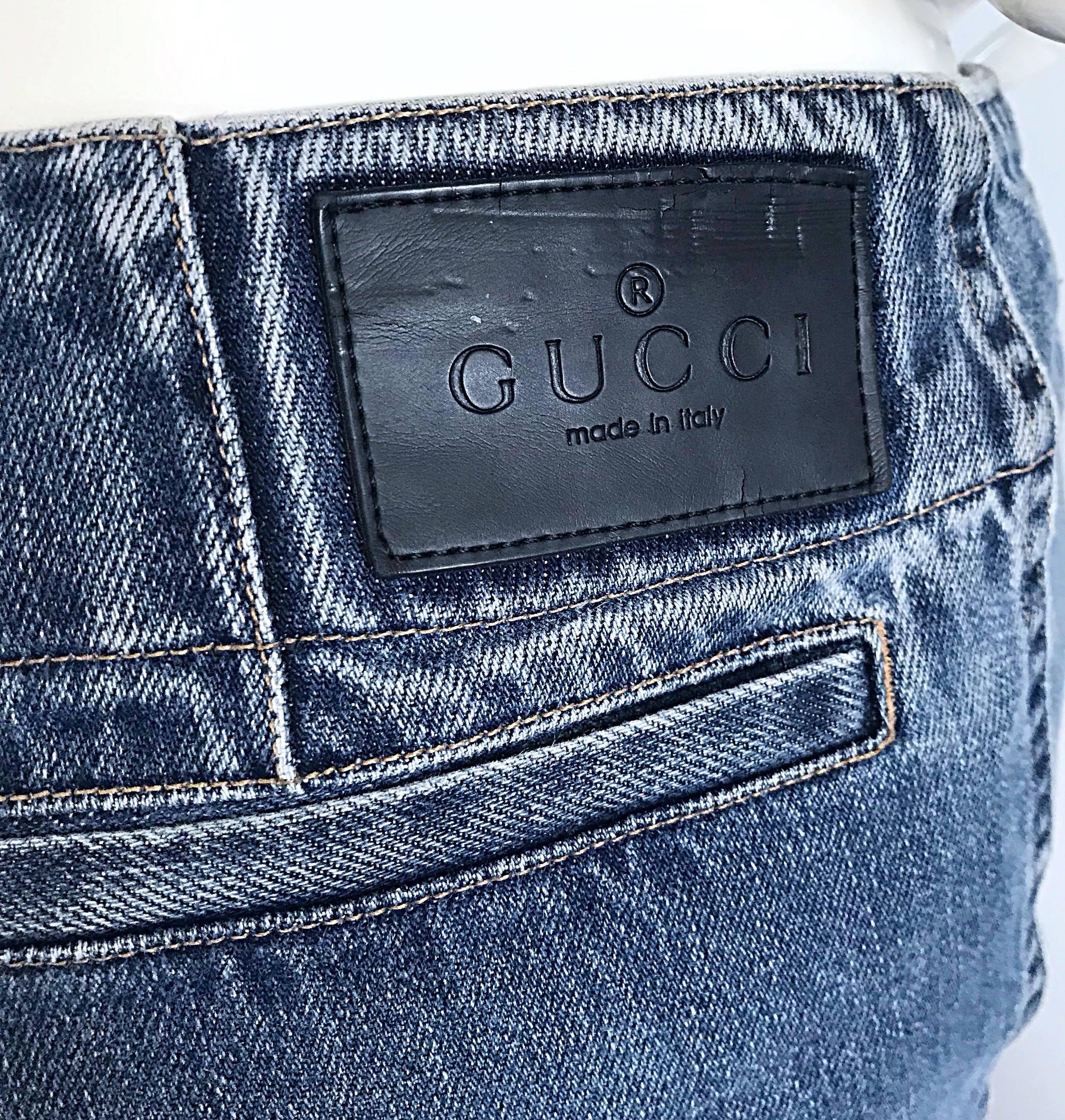 Tom Ford pour Gucci - Culotte courte à jambes évasées en jean bleu, taille basse, taille 6  en vente 4
