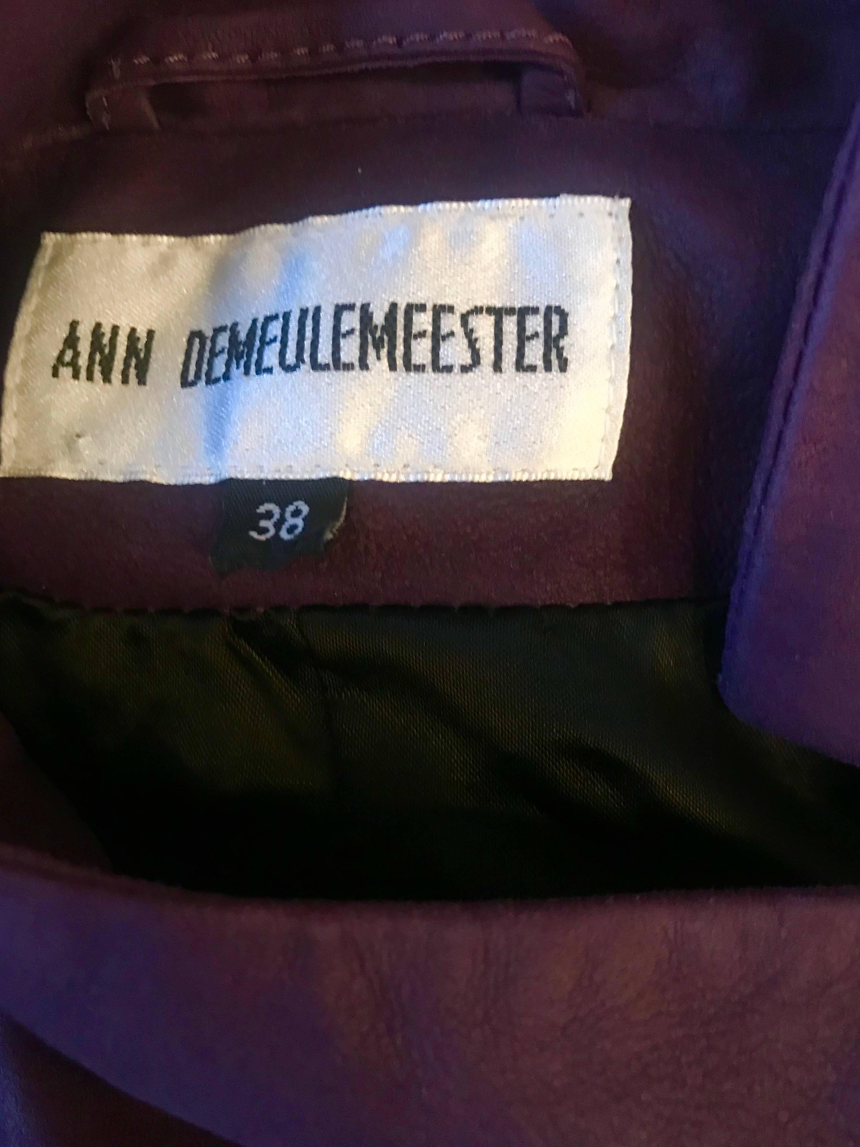 Élégante veste de moto ANN DEMEULEMEESTER en cuir violet/aubergine des années 1990 ! Il s'agit d'un cuir souple et luxueux. Double fermeture à glissière en métal noir sur le devant. Poche zippée à la taille droite. Fantastique coupe ajustée, elle