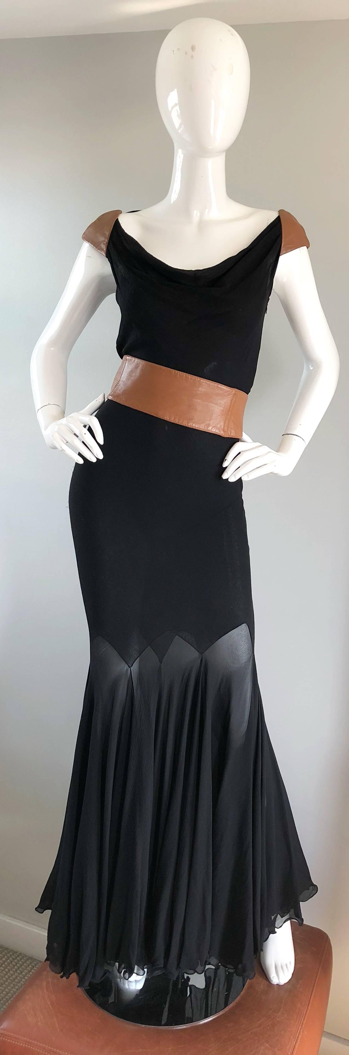 Noir Gianni Versace Couture automne 2001 - Robe ceinturée en mousseline de soie noire et cuir brun clair en vente