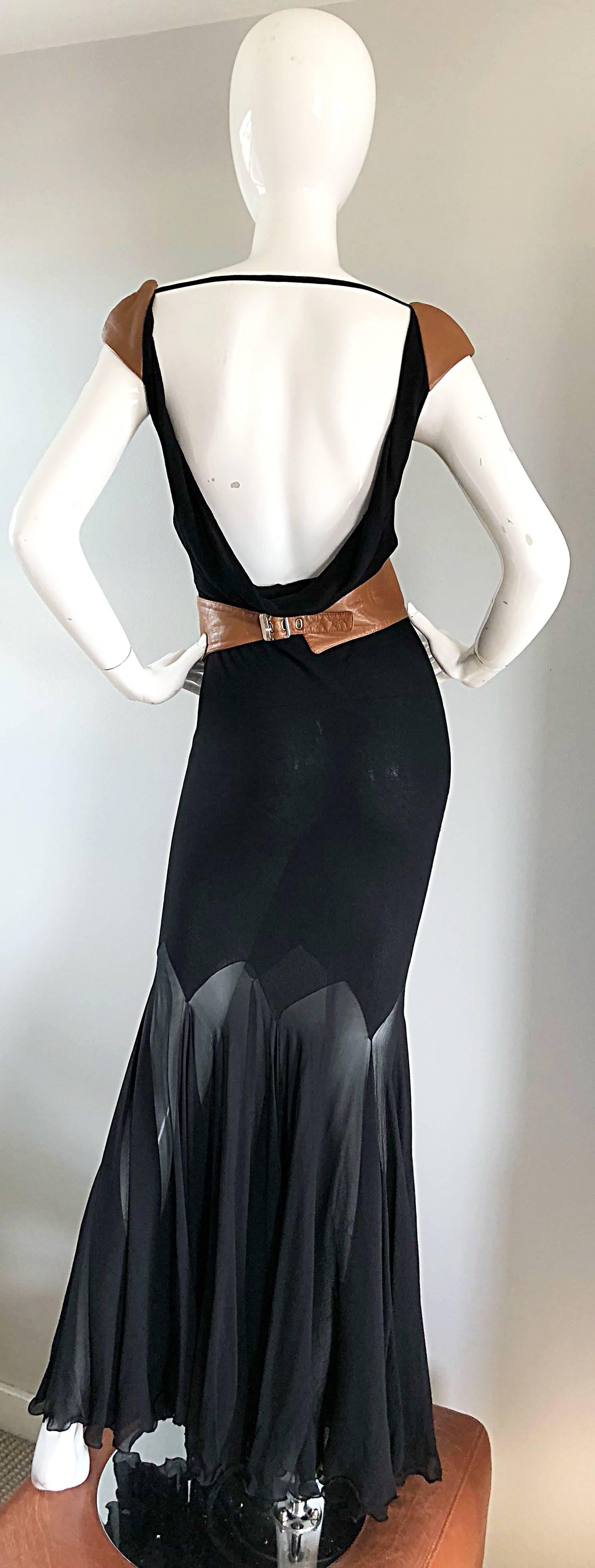 Gianni Versace Couture automne 2001 - Robe ceinturée en mousseline de soie noire et cuir brun clair en vente 1