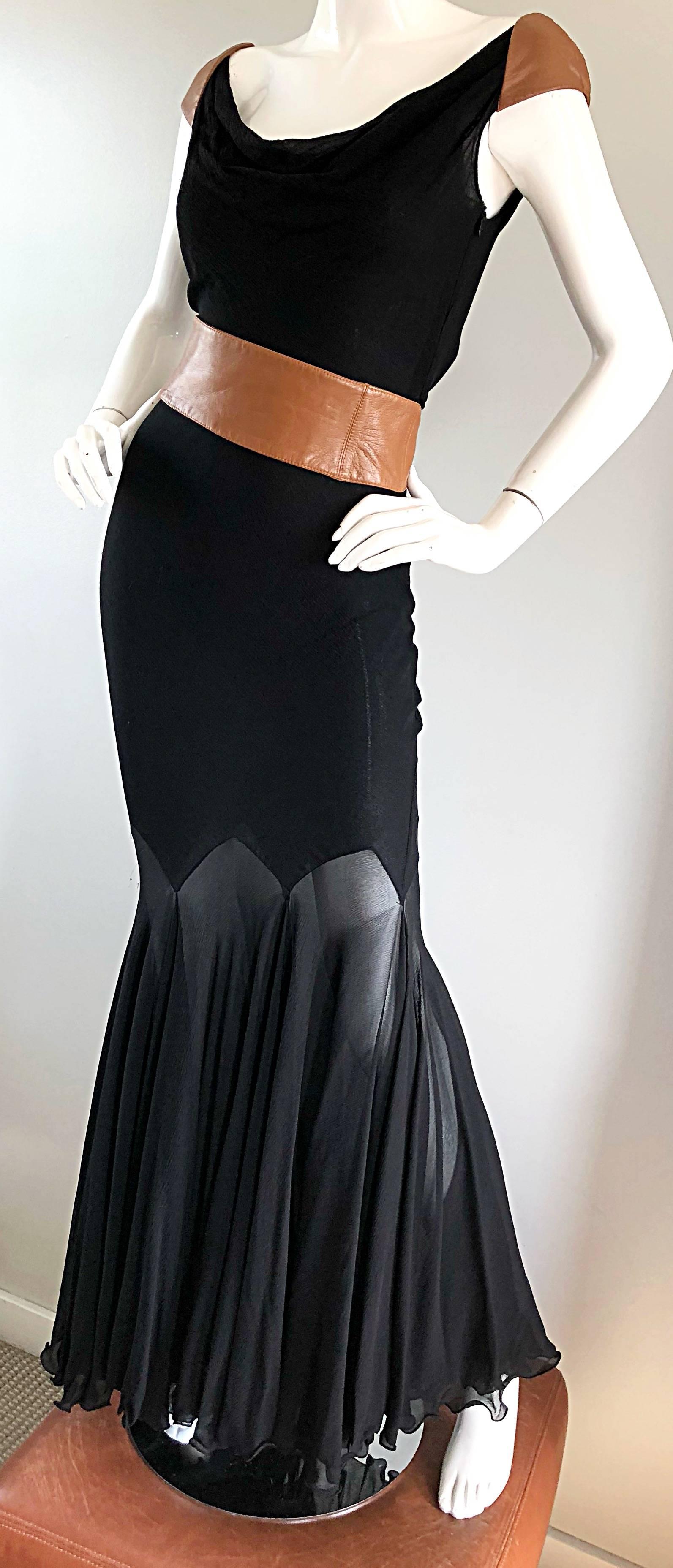 Gianni Versace Couture Herbst 2001 Schwarzes Seiden-Chiffon-Kleid mit Gürtel aus braunem Leder im Angebot 1