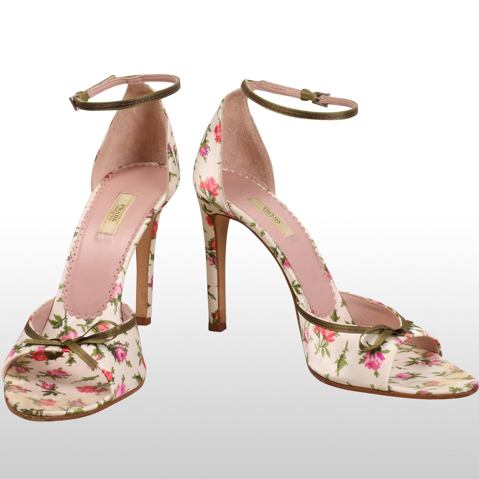 This cute Prada floral pattern high heel sandals, is the perfect accessory for a cocktail party. It can be worn with almost anything, especially if you are wearing a solid colour dress, this sandal will assure the final special touch. 