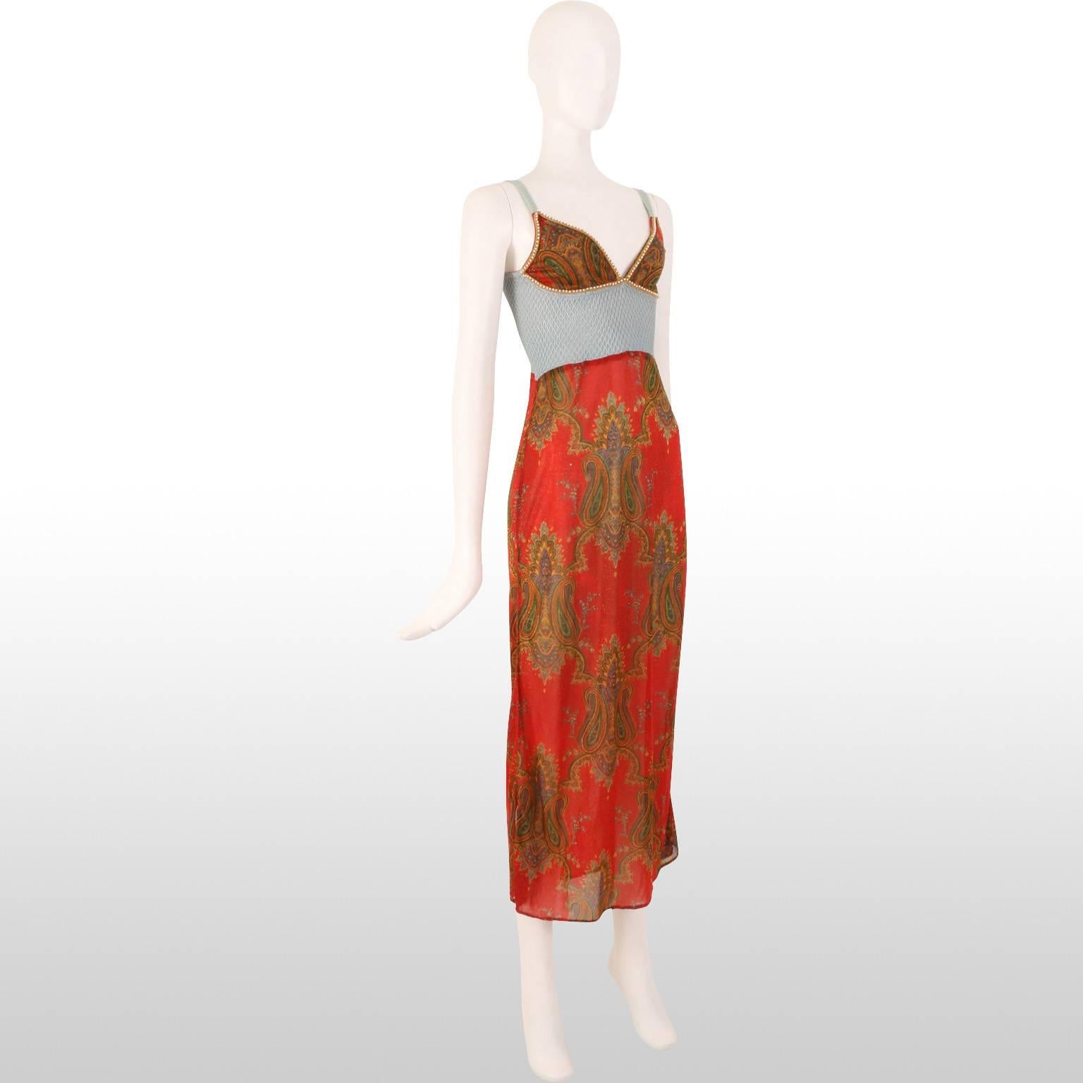 This lovely paisley print maxi dress by Voyage with its burnt orange and autumnal colour palette offers a unique take on the maxi dress. The metallic thread running throughout the entirety of the garment gives the dress an interesting sheen, while