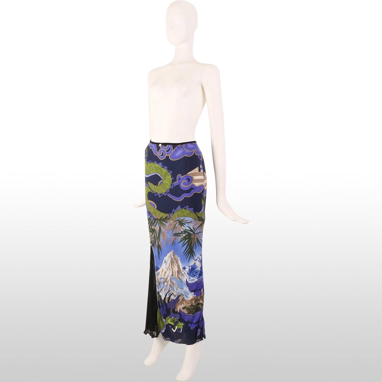This original Voyage maxi style skirt has an eye-catching oriental pattern covering the entirety of the garment featuring dragons, mountains and bamboo leaves. The split on the side of the skirt creates a unique twist due to the use of a contrasting