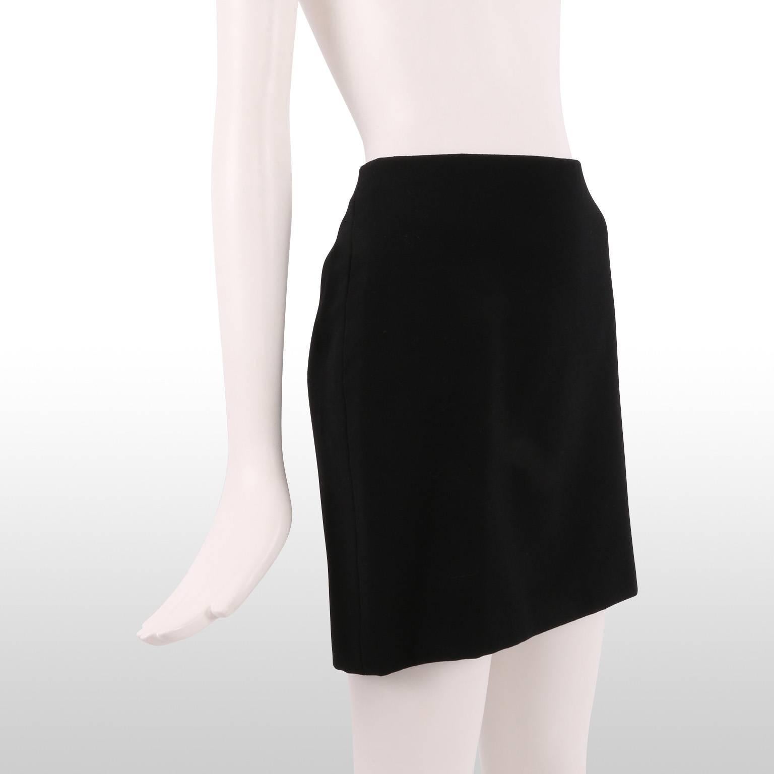 Classic Dolce and Gabbana black mini skirt with a leopard print lining gives the skirt a unique pop. A wardrobe essential, this piece is great for everyday and work wear and can be styled with a classic white shirt. The skirt is in excellent