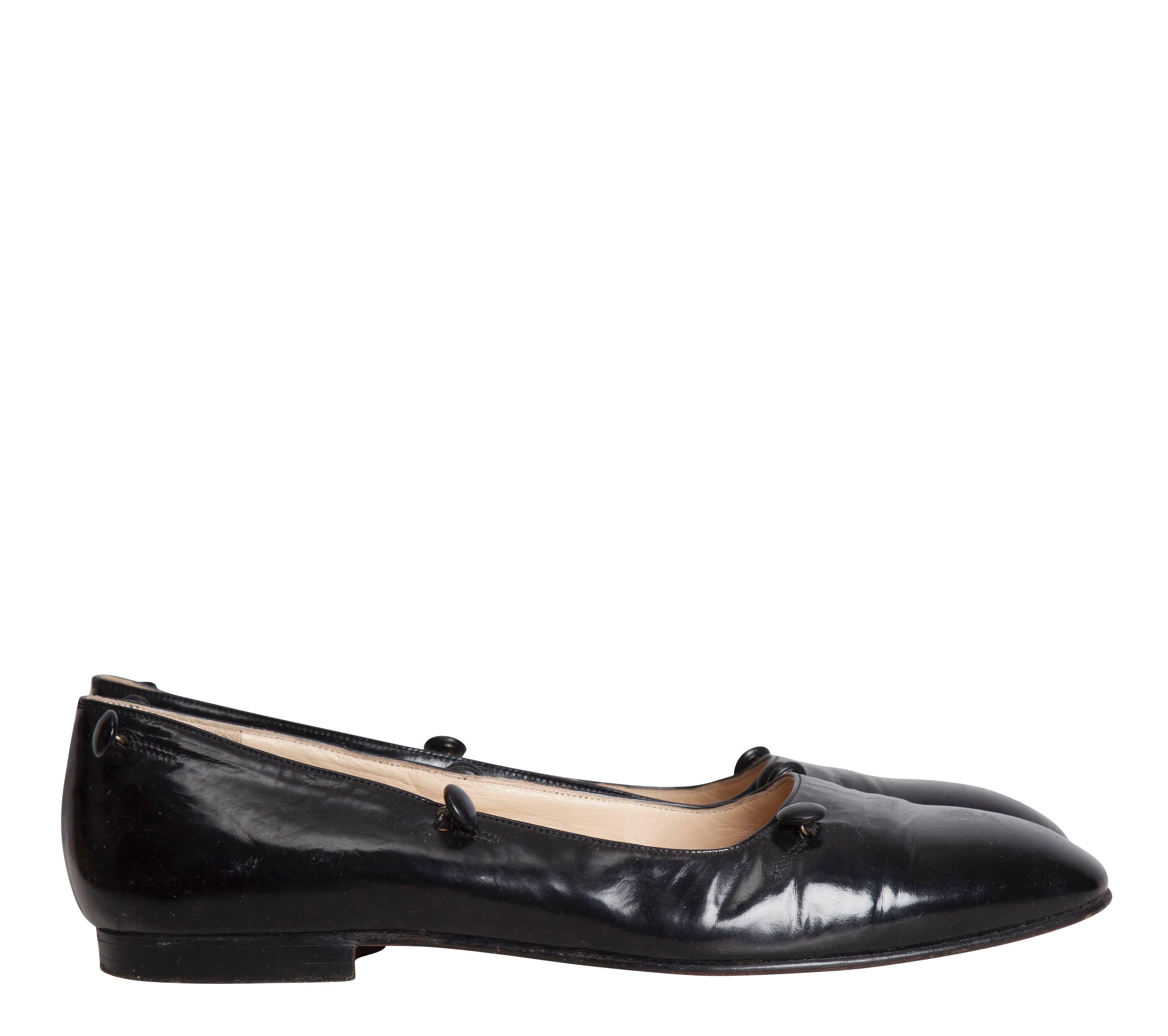 1985 Manolo Blahnik 2-in-1 Patent Leather Flats with Buttoned Overlay For Sale 2