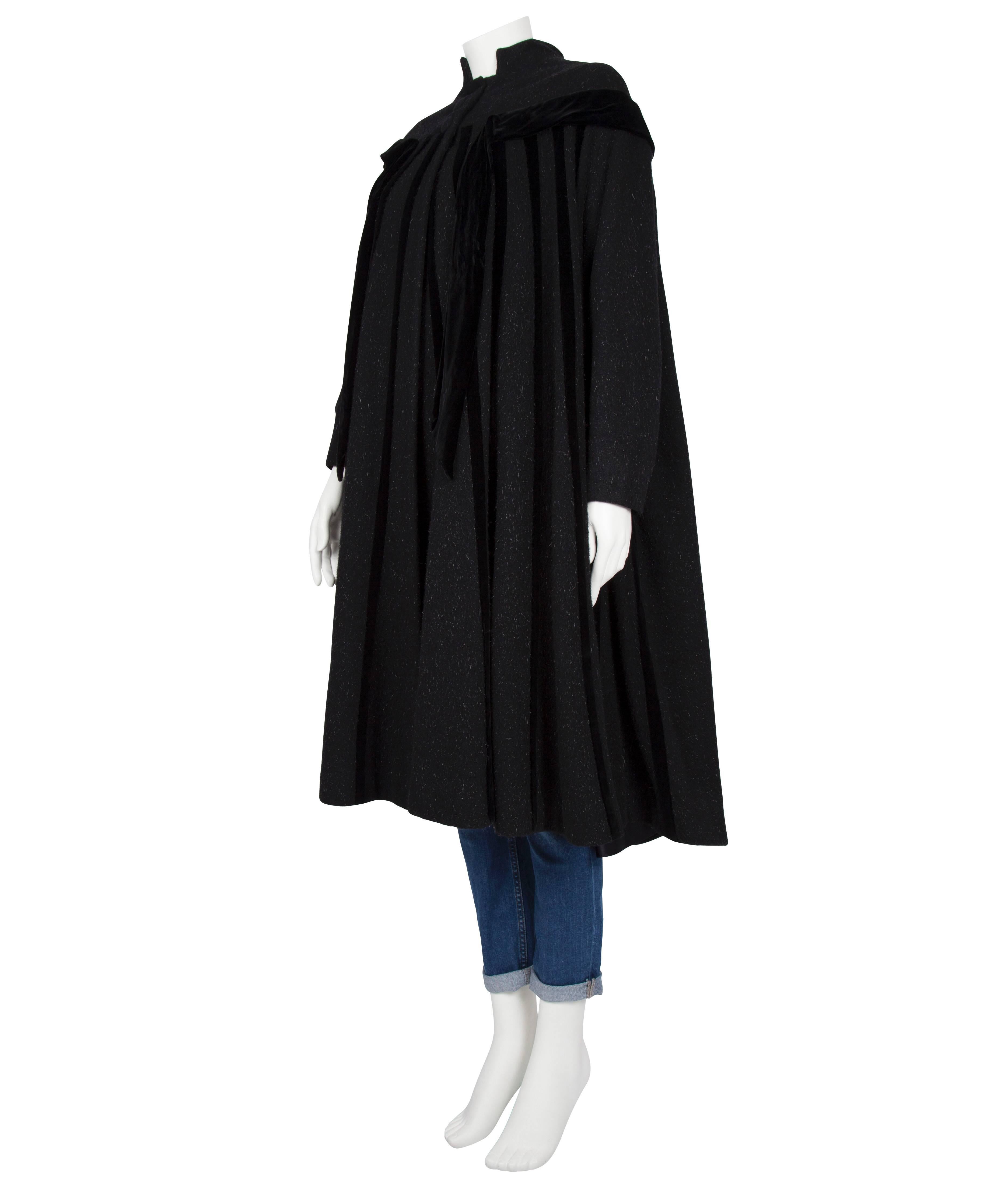 Late 1940s Lilli Ann Black Oversized Swing Coat with Velvet Paneling In Excellent Condition For Sale In London, GB