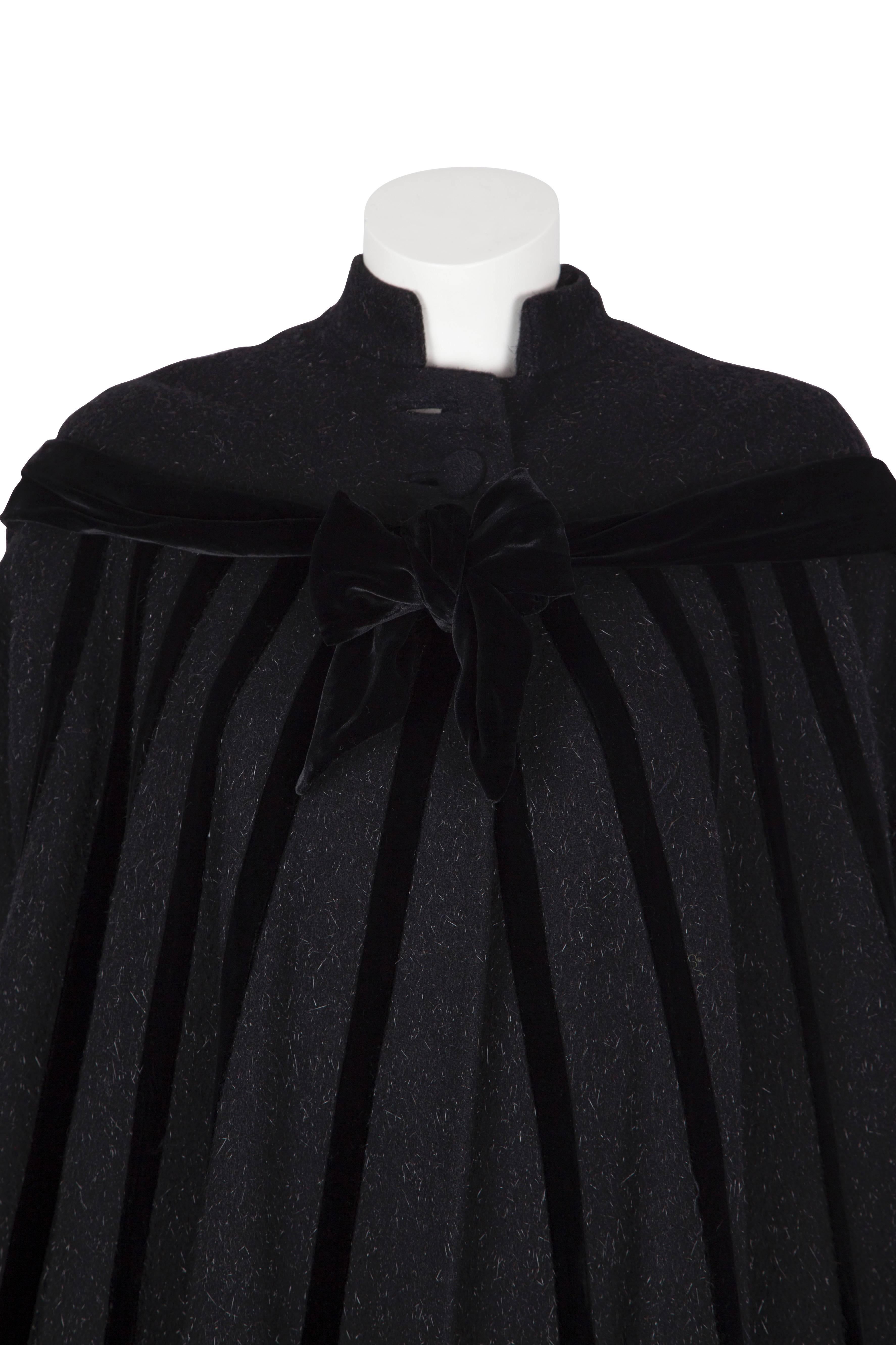 Late 1940s Lilli Ann Black Oversized Swing Coat with Velvet Paneling For Sale 2