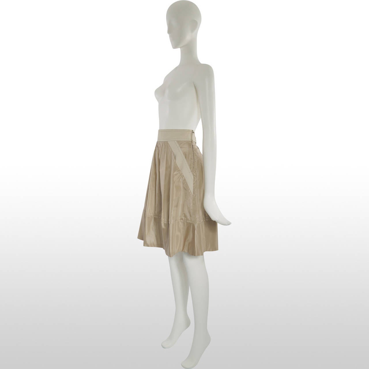 This lovely Louis Vuitton skirt forms part of our Future Vintage collection. It is made from 100% cotton in an oatmeal tone, the waistband and pocket openings are made from a matte durable woven cotton and the rest of the skirt is cotton sateen