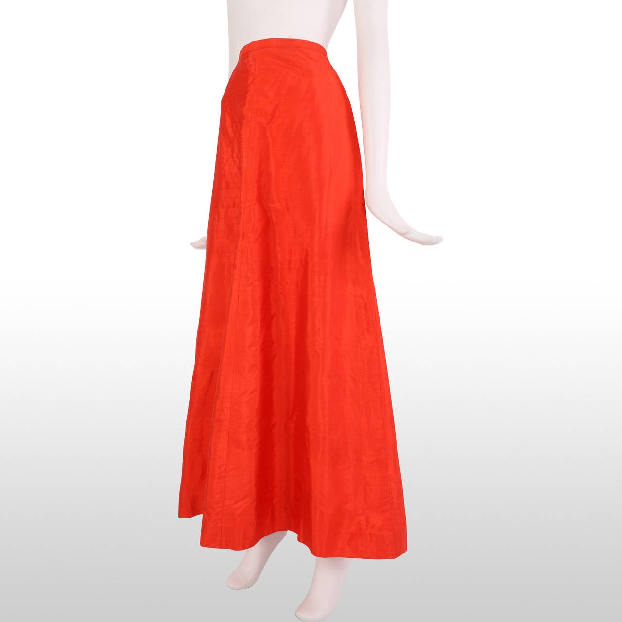 This gorgeous 1970s coral maxi skirt originally from Harrods is the perfect piece for the summer.The vibrant yet simple style of this skirt makes it easily wearable and the eye-catching colour and full length allows the skirt to stand out from the