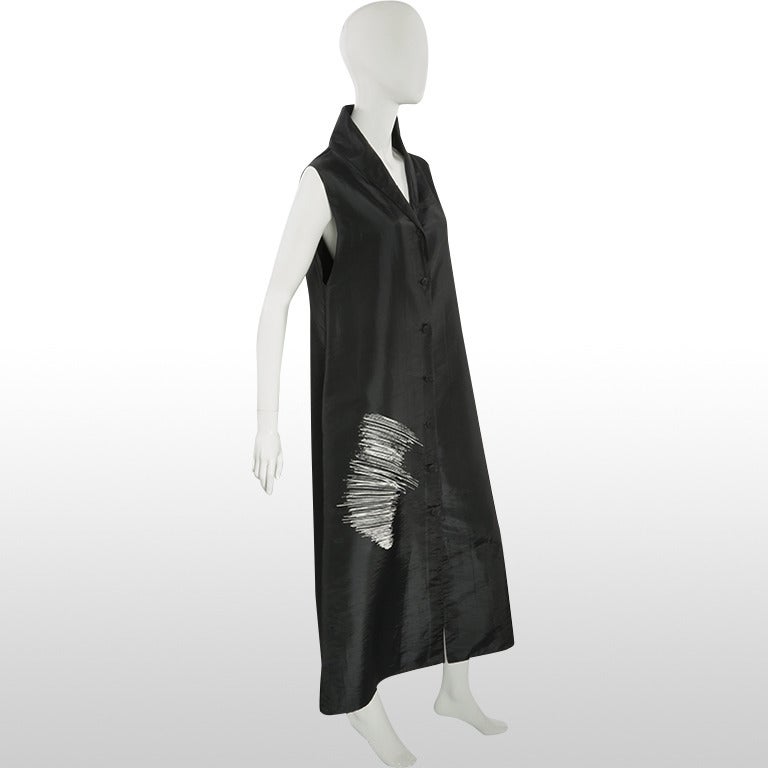This is a particularly cool dress from the Original Lee line by Icinoo, a Korean designer. Its tent-like shape echos a 1960's silhouette whilst the deep V collar and asymmetric printed cross-hatch detail speak to a futuristic influence. This dress
