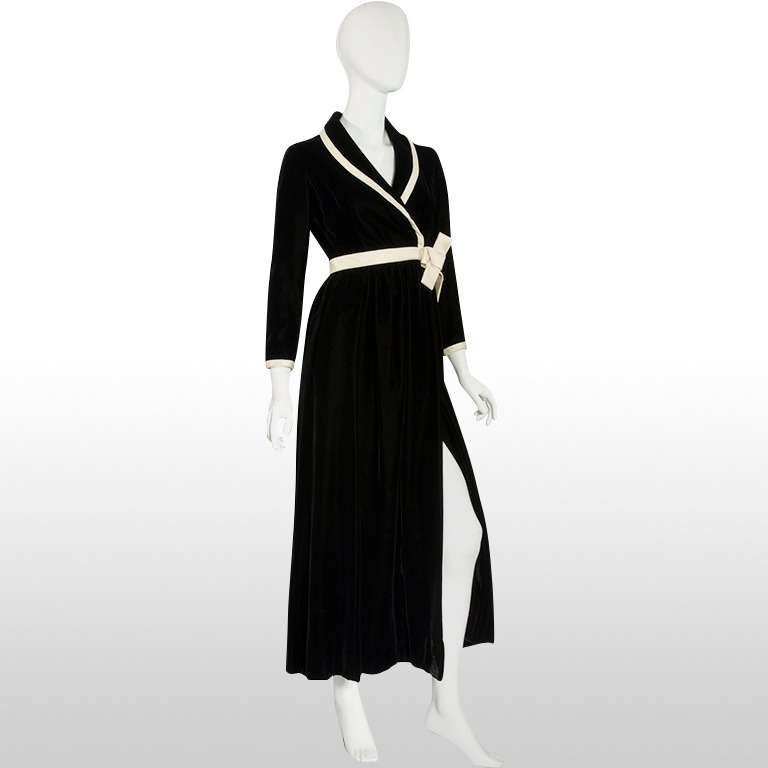 This Malcolm Starr gown is the epitome of elegance. Malcolm Starr was an American couture brand designing from 1961 to the late 1970’s. The brand focused mostly on sculptured shift dresses, dress and jacket sets and elegant gowns. Designers under