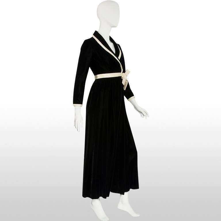 1970's Malcolm Starr Velvet Ivory Bow Wrap Dress In Excellent Condition In London, GB