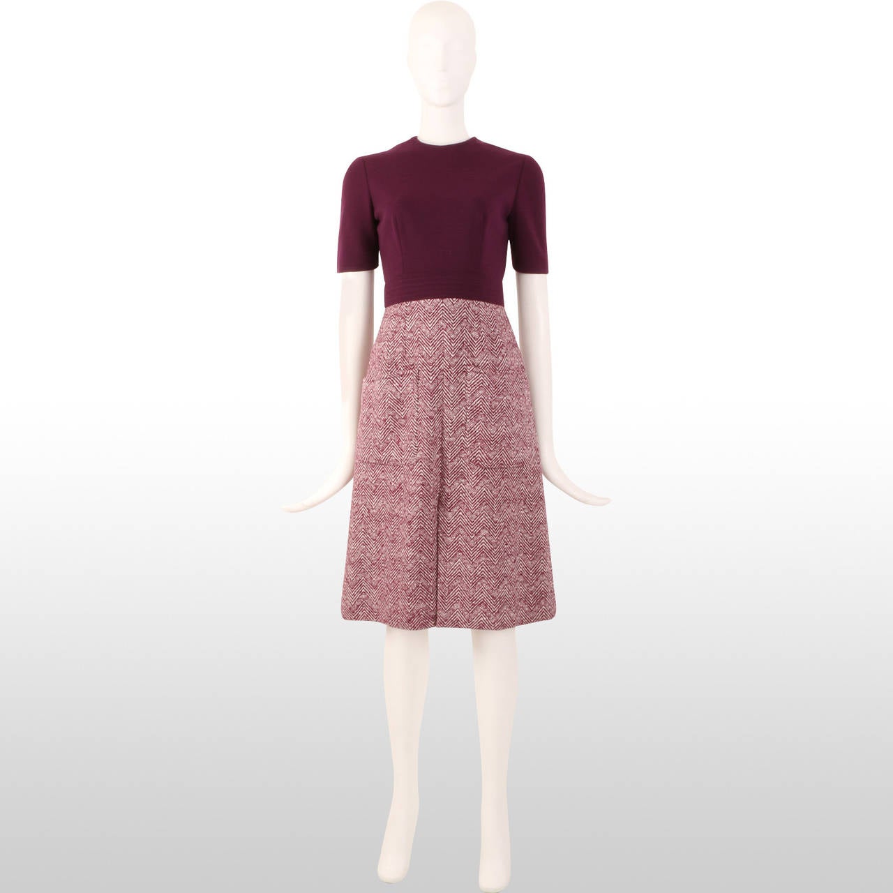 This is an Oscar de la Renta two piece from the 1960's, the era in which he dressed Jackie Kennedy. The dress has a fitted cut and is constructed out of two different colours and fabric blocs. The Jacket then pulls the whole look together. This