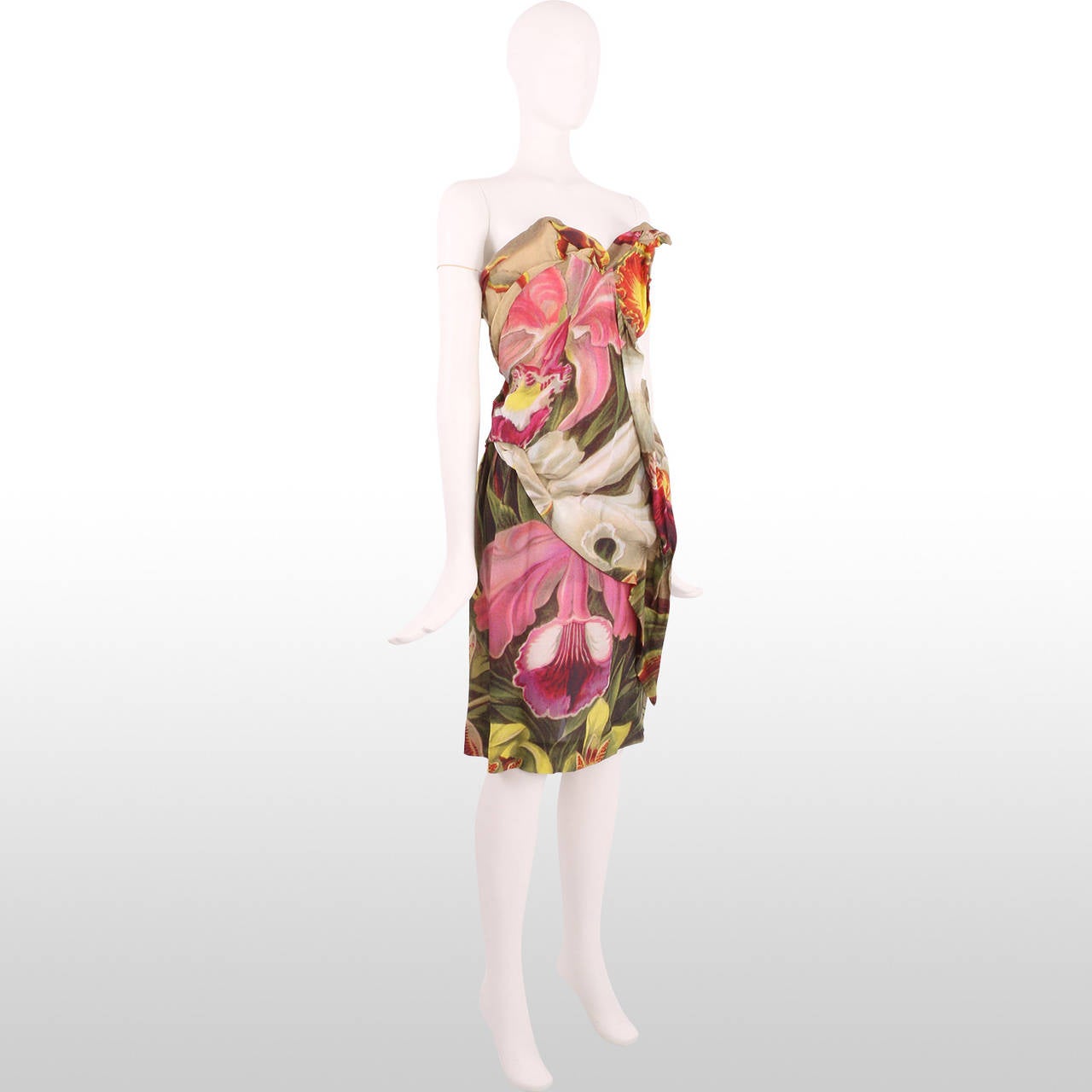 This Vivienne Westwood dress is another statement piece from the talented designer. The boned bodice allows a well thought construction of the dress, with straight triangle defined bust lines, contrasting with the loose skirt and light fabric. The