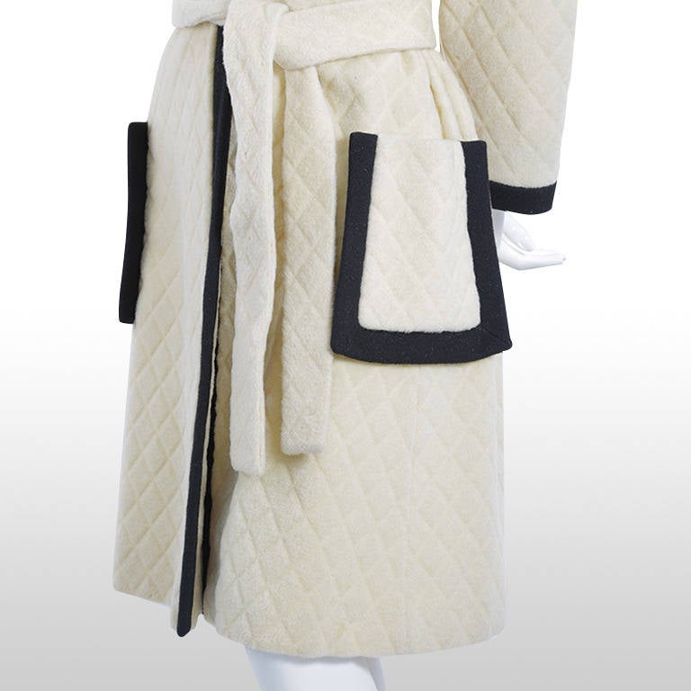 1960'S Lilli Ann Cream Diamond & Black Trim Belted Coat - Size S/M In Excellent Condition For Sale In London, GB