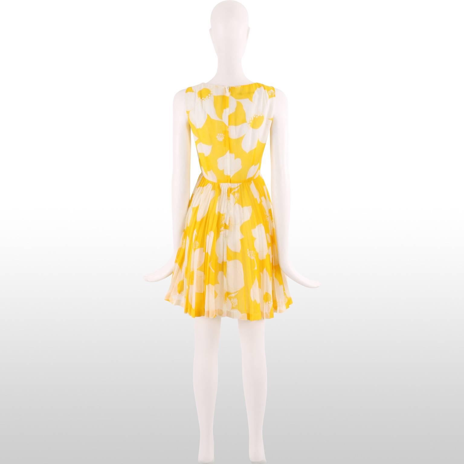 1960's Sunshine Yellow and Ivory Flower Print Dress Size 6/8 In Excellent Condition In London, GB
