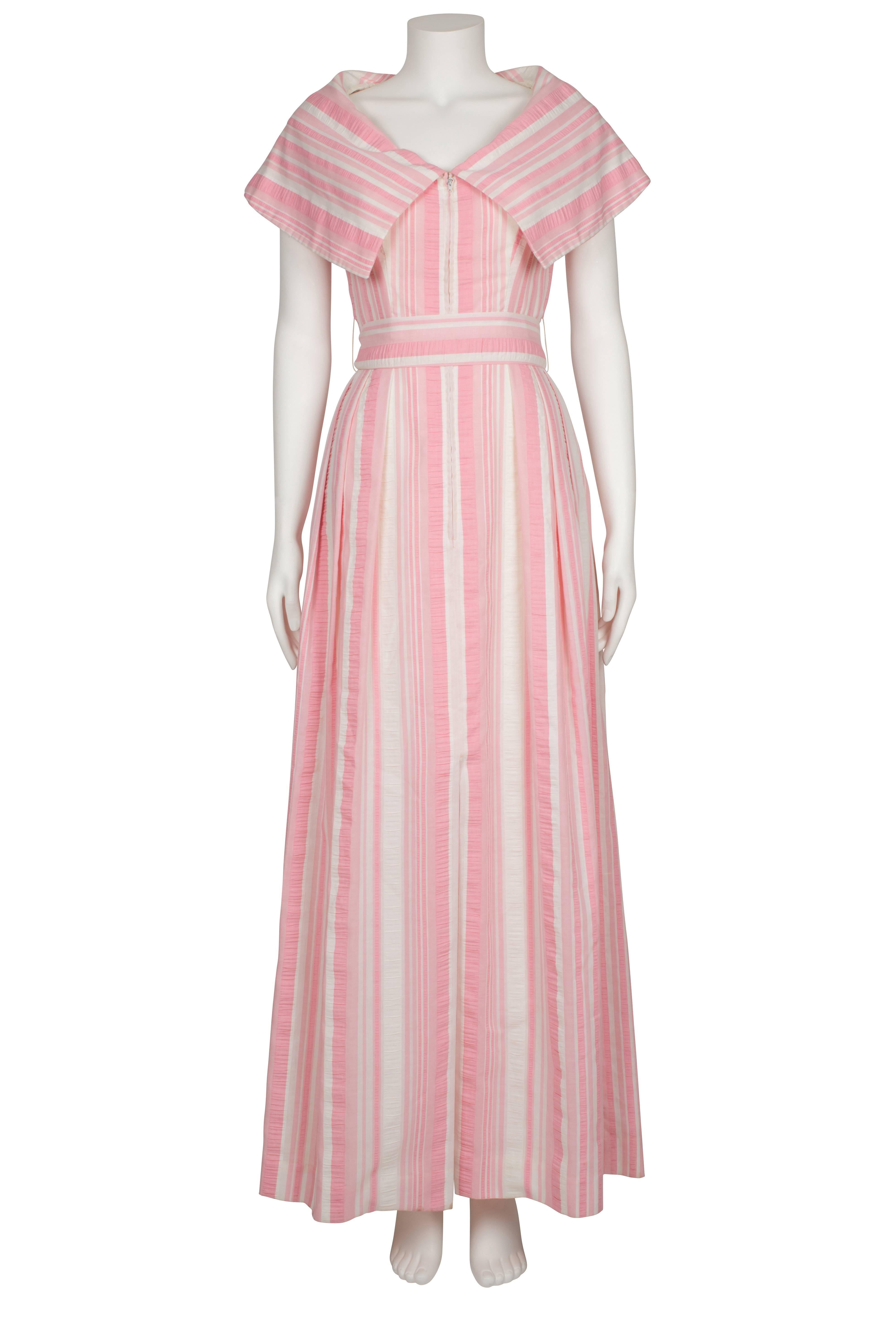 1970s Estevez Seersucker Pink and Ivory Candy Stripe Dress Size S In Excellent Condition For Sale In London, GB