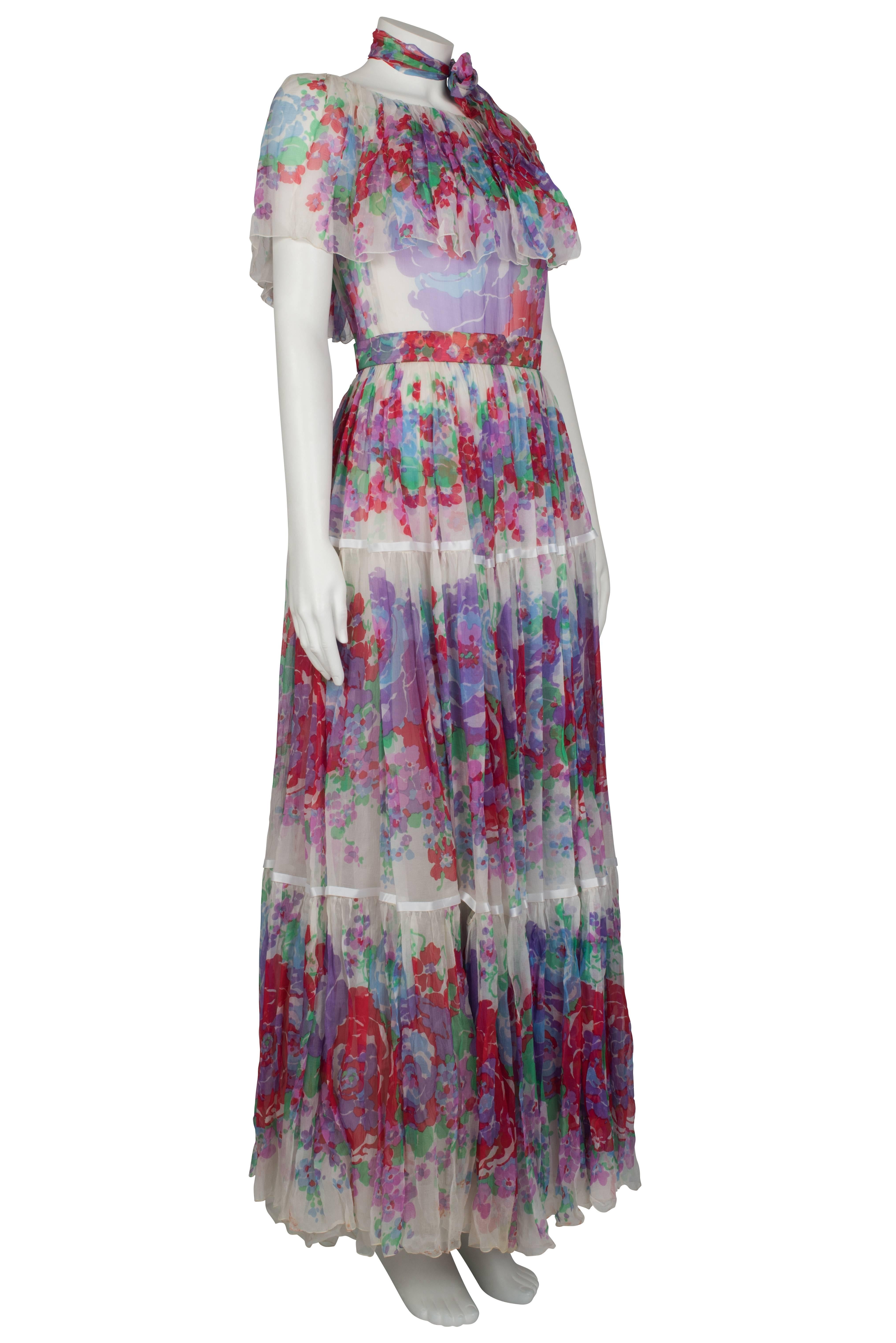 Harald lilac and red floral tiered dress ca 1970 In Excellent Condition For Sale In London, GB