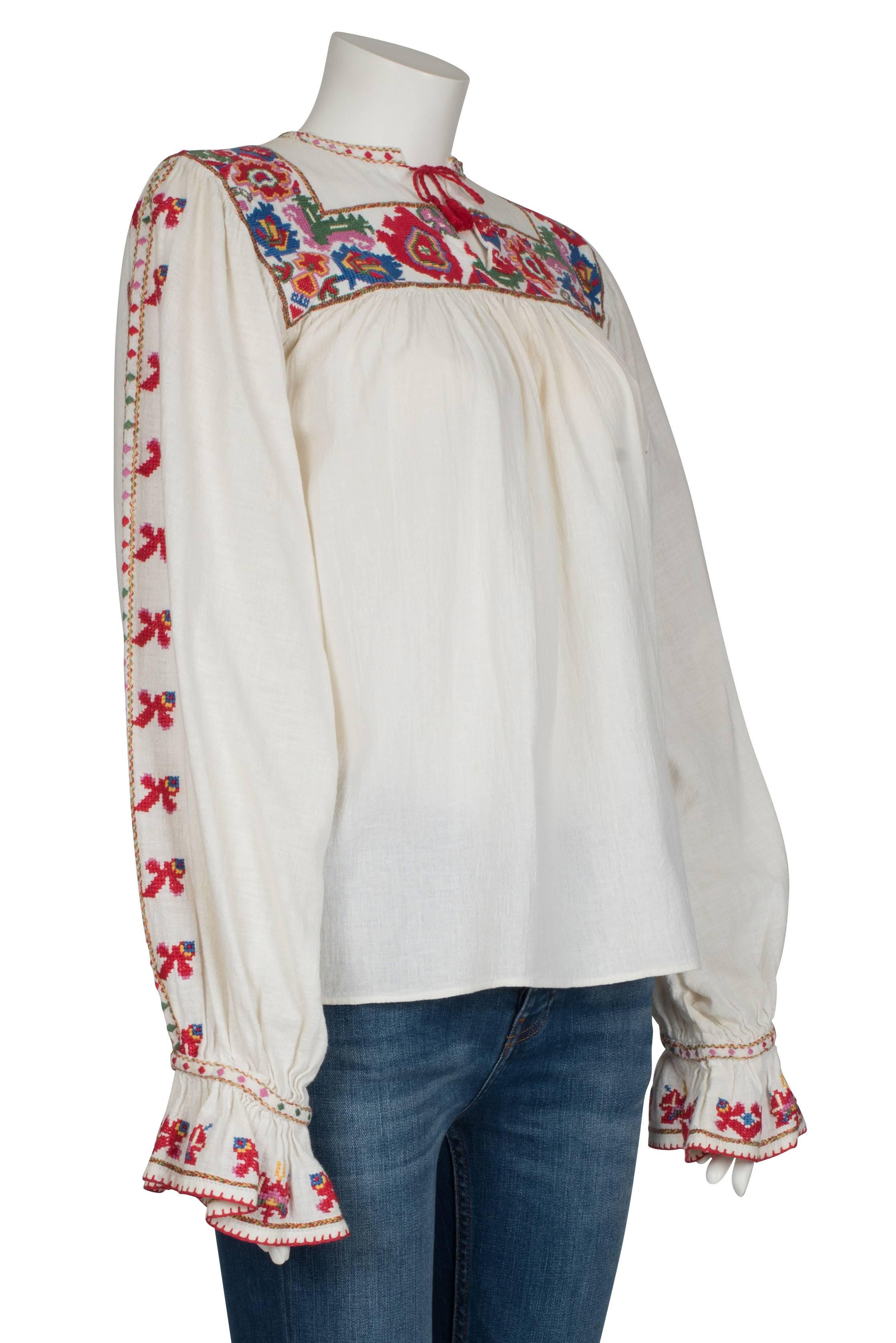 Women's Folk blouse with floral pattern For Sale