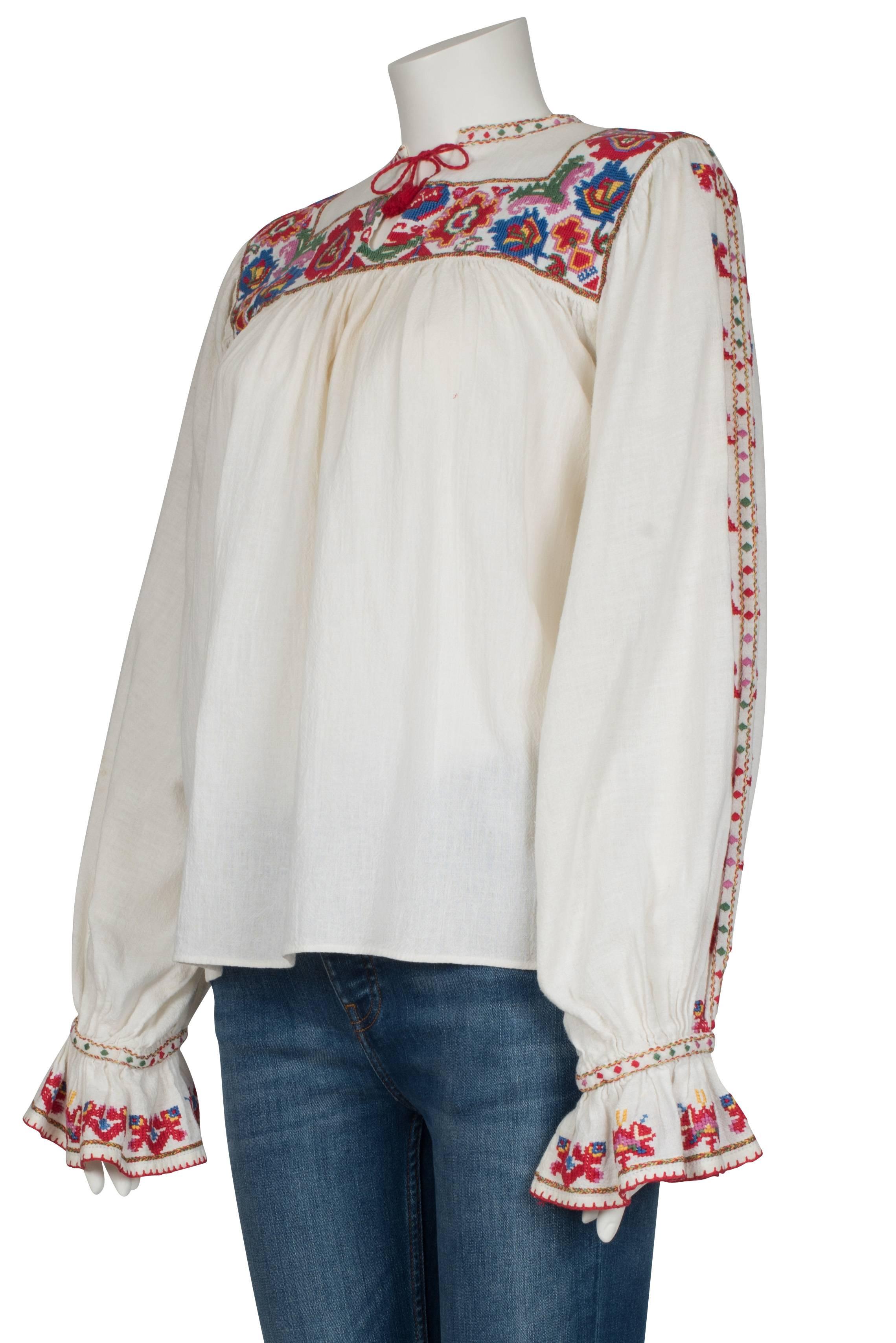 Folk blouse with floral pattern For Sale 2