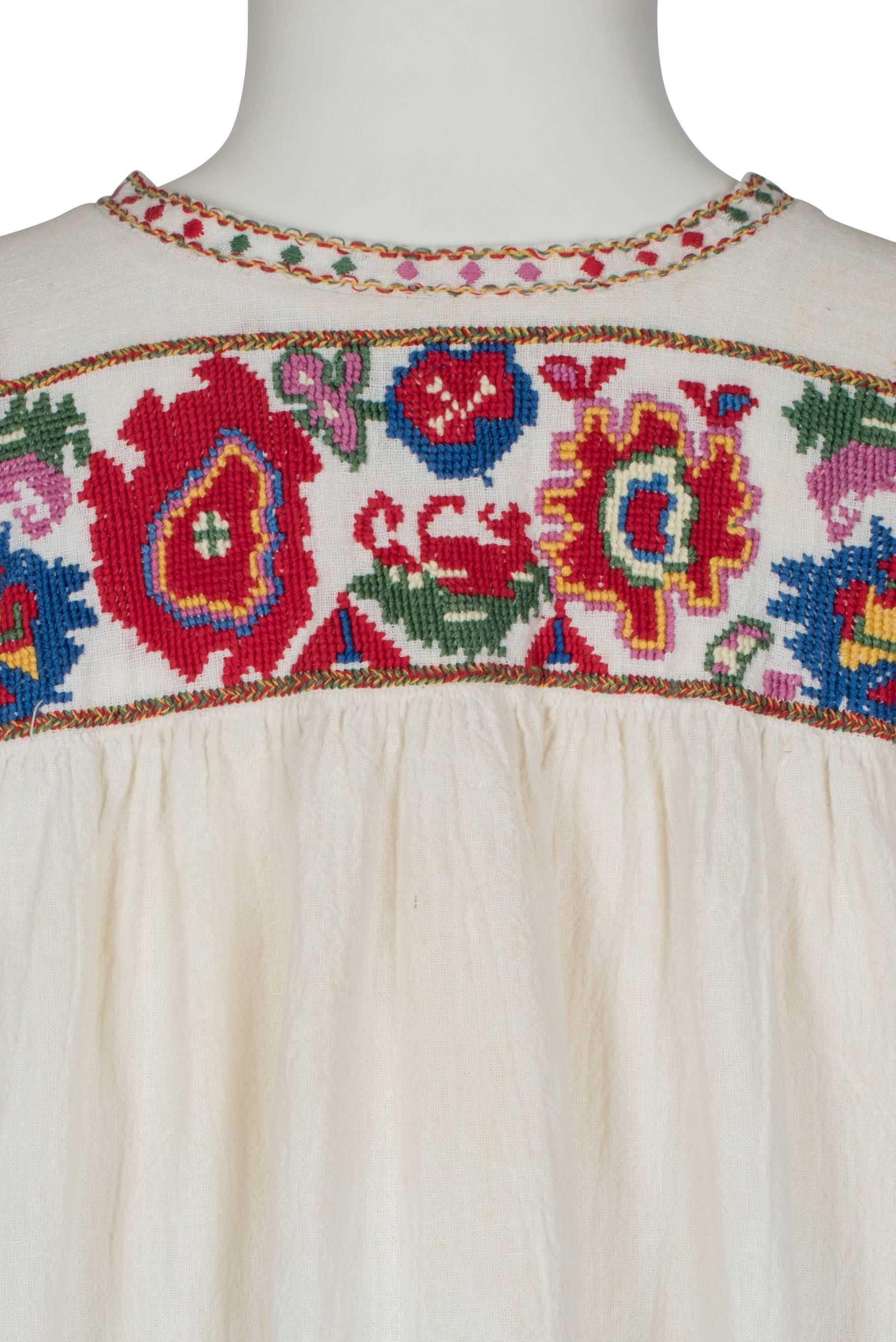 Folk blouse with floral pattern For Sale 5