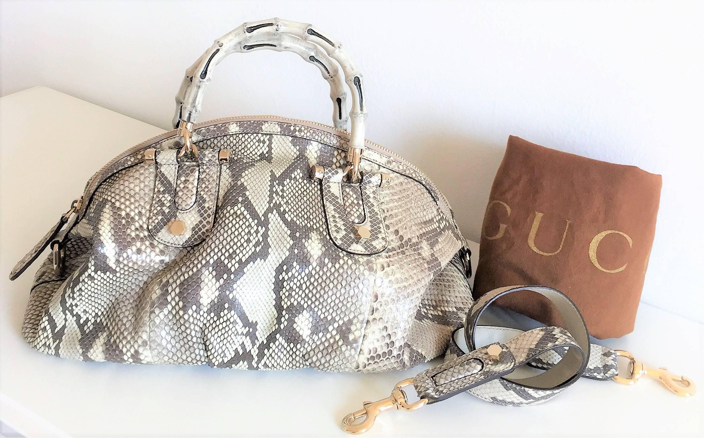 This magnificent Gucci Python Bamboo Bag is in pristine condition, comes with its original shoulder strap and dust bag.

Colour: Beige/white/grey.
Material: Python Leather.
Hardware: Golden.
Dimensions: (aprox) in. W 15.7 x H 9 x D 5.1  [cm. 40 x 23