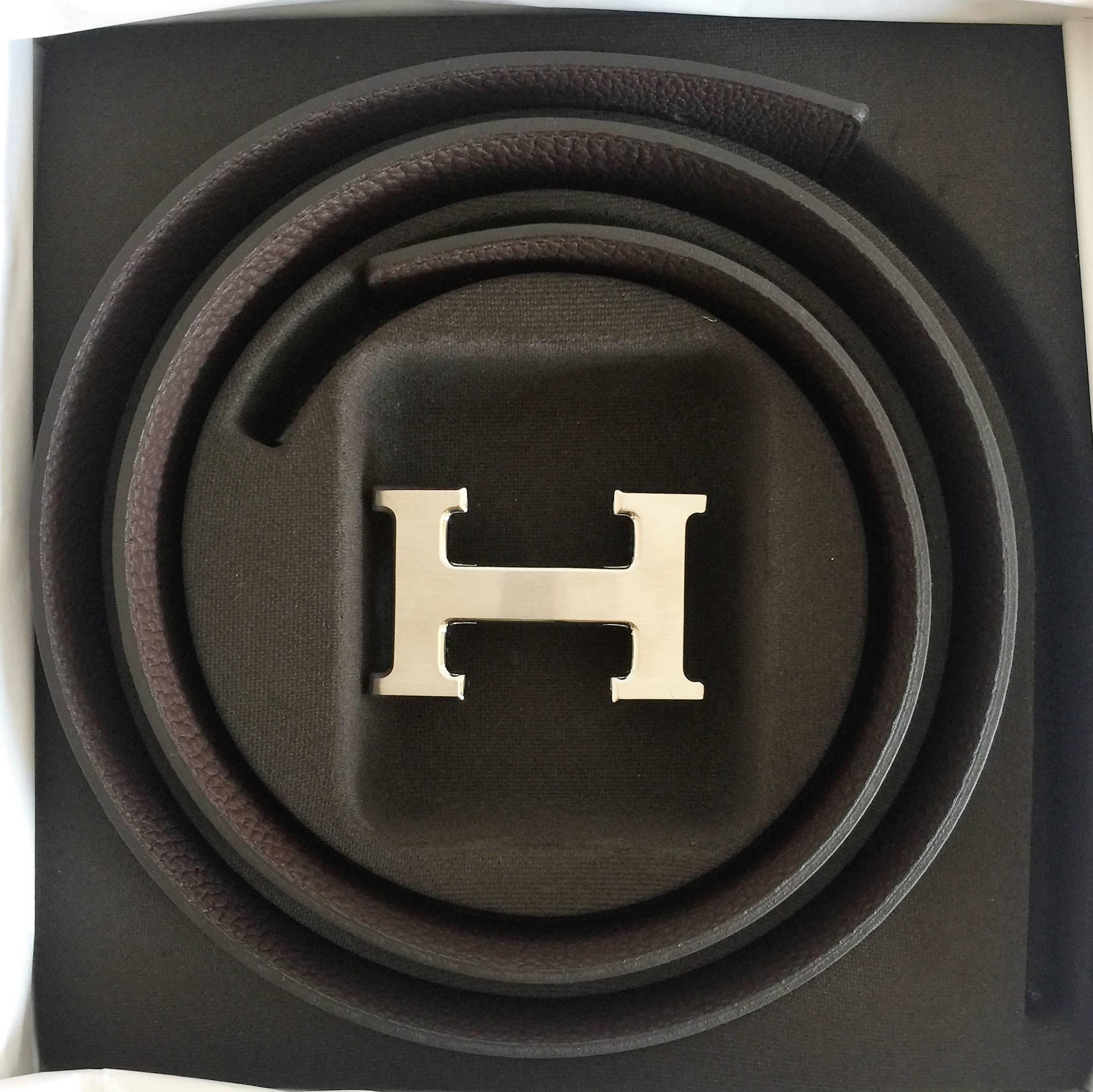 This very elegant Reversible Hermes Leather Belt Kit can be used in both sides:  one side 'Chocolat' colour the other 'Noir'. A brushed silver buckle is included in the kit. The belt has never been worn and it's in new condition.
Strap Size (L x H)