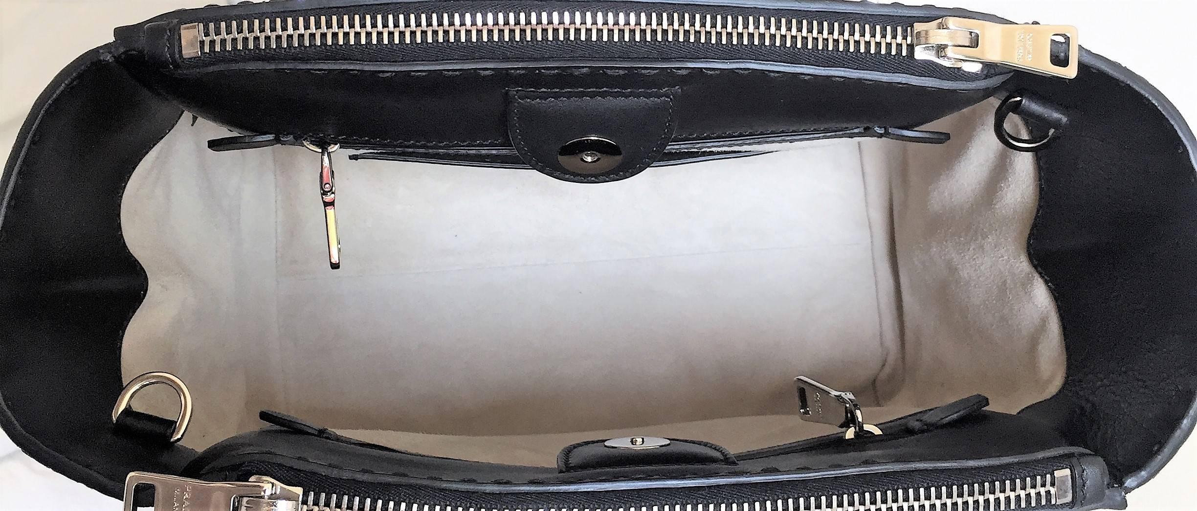 Prada Black Leather Shoulder bag, a Pristine '2way City' Calf Leather Tote For Sale 2