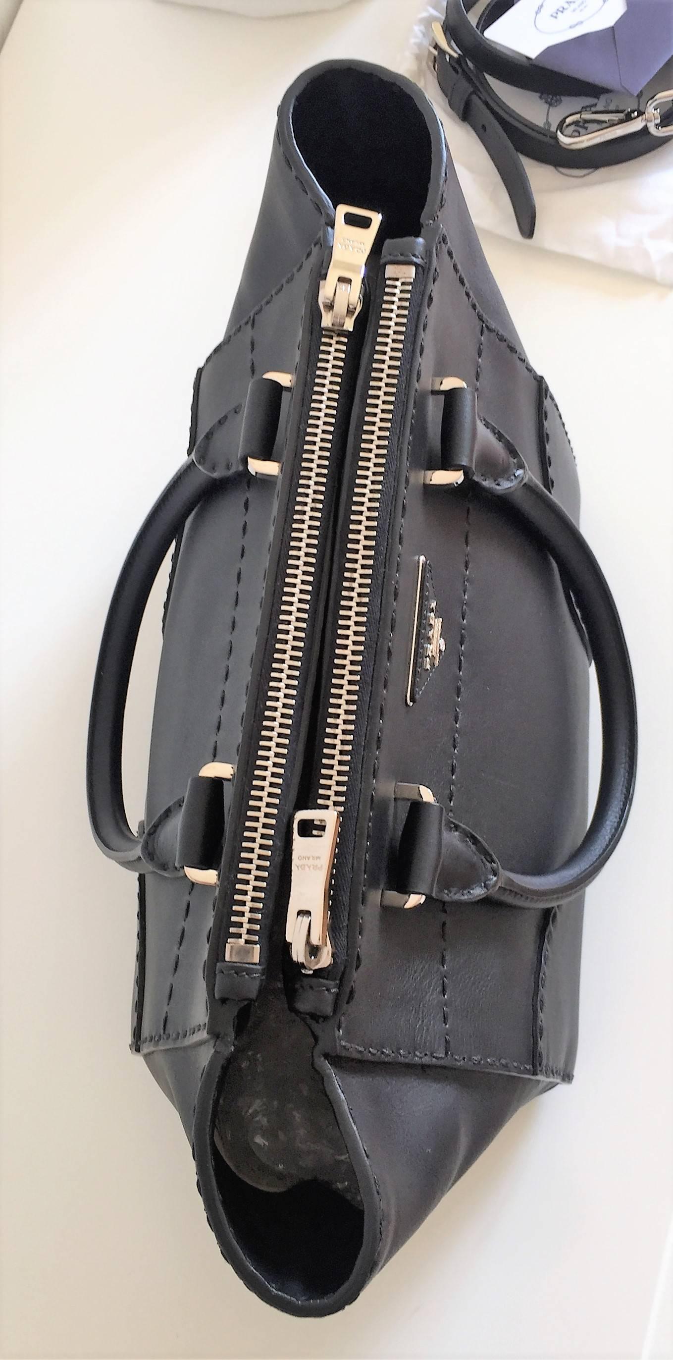 Women's Prada Black Leather Shoulder bag, a Pristine '2way City' Calf Leather Tote For Sale