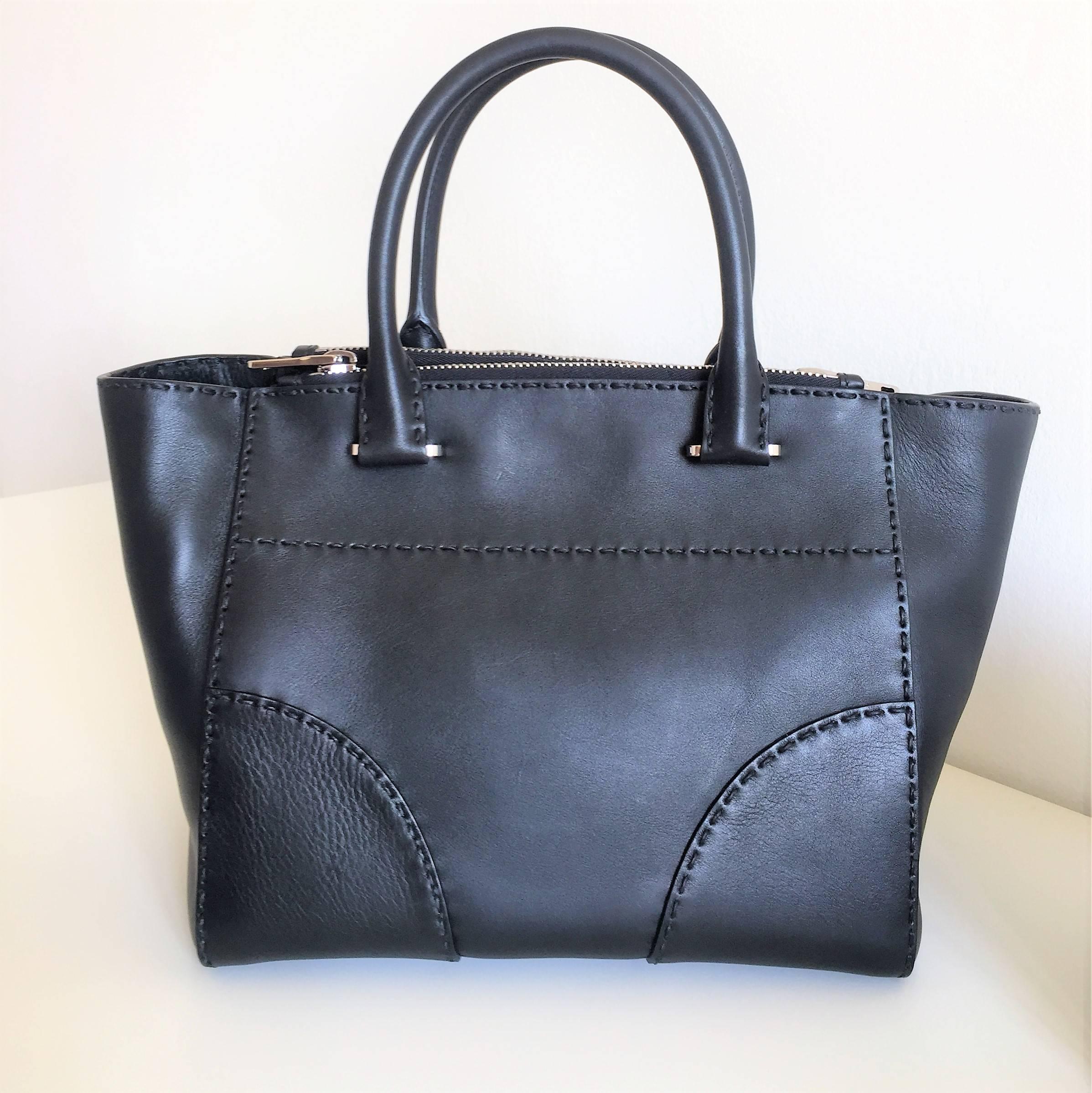 Prada Black Leather Shoulder bag, a Pristine '2way City' Calf Leather Tote In Excellent Condition For Sale In Milan, IT