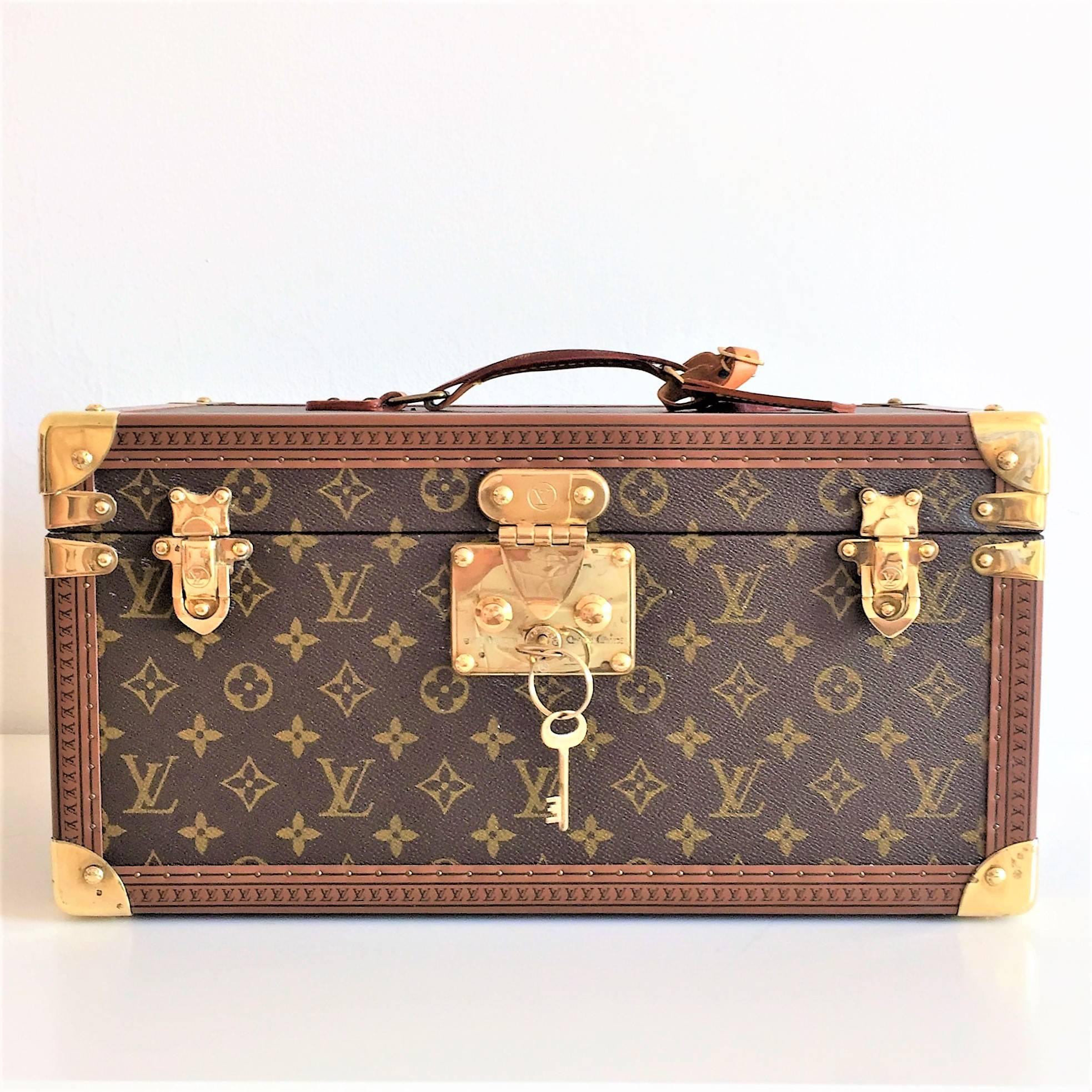 A classic, romantic Vuitton Beauty Case with mirror in very good condition with some signs of usage.
dim.:16.5 x 9.1 x 8.3 inches 
(Length x Height x Width) 
- Monogram canvas, natural cowhide handle
- Golden brass pieces
- S-lock with key,