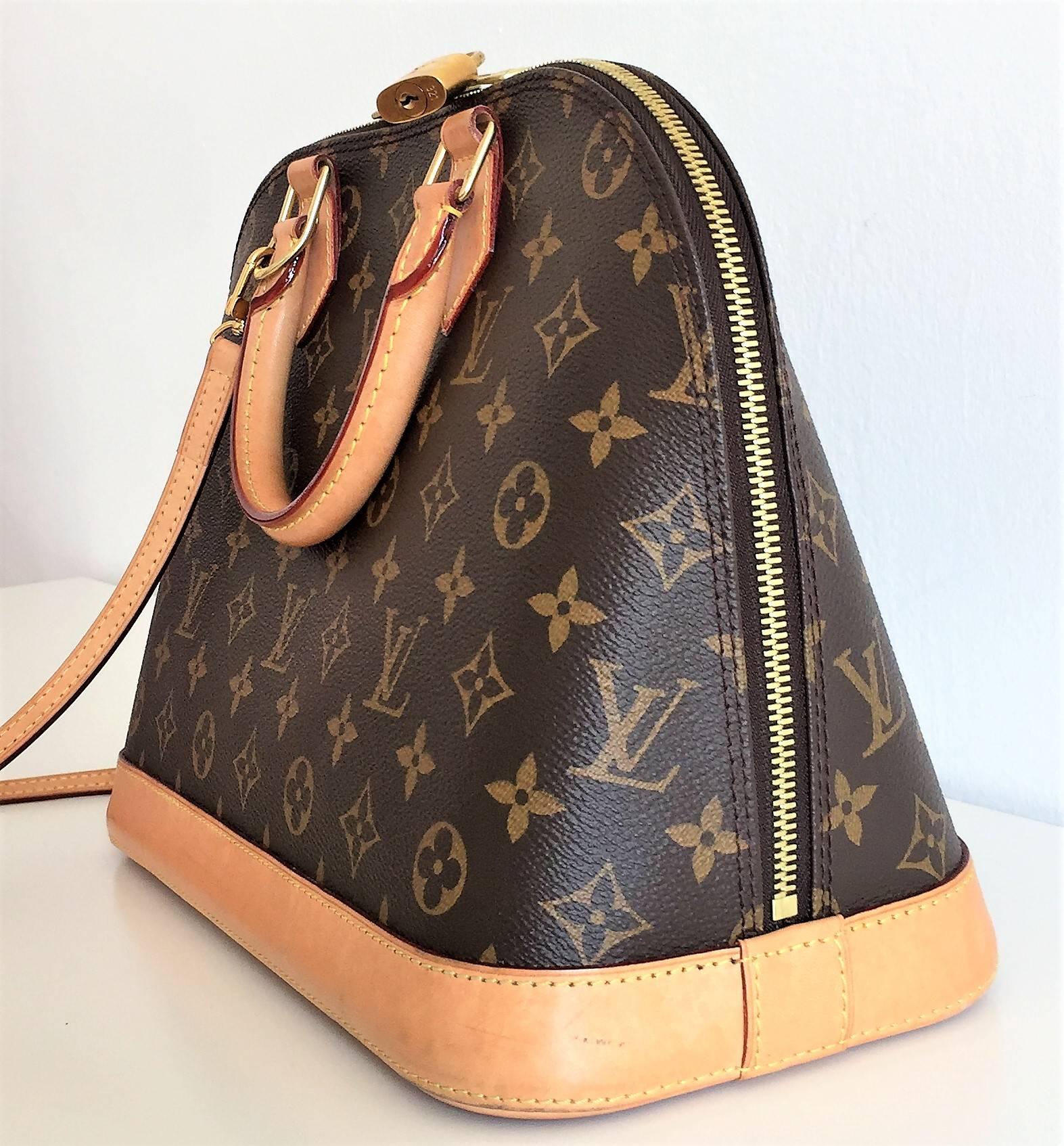 12.6 x 9.4 x 5.9 inches 
(Length x Height x Width) 
- Very good condition with some signs of wear, a little stain in the bottom
- Shoulder strap included
- Leather key bell
- Golden color metallic pieces
- Double zip with padlock closure
- Wide