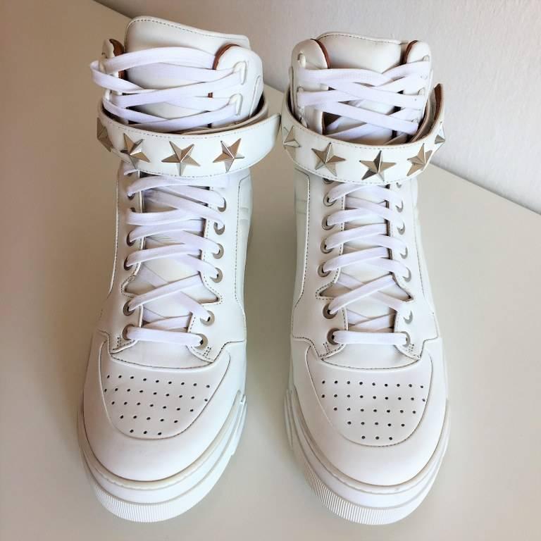 Women's Givenchy Tyson High Top Leather Sneakers shoes with Stars, in pristine condition For Sale