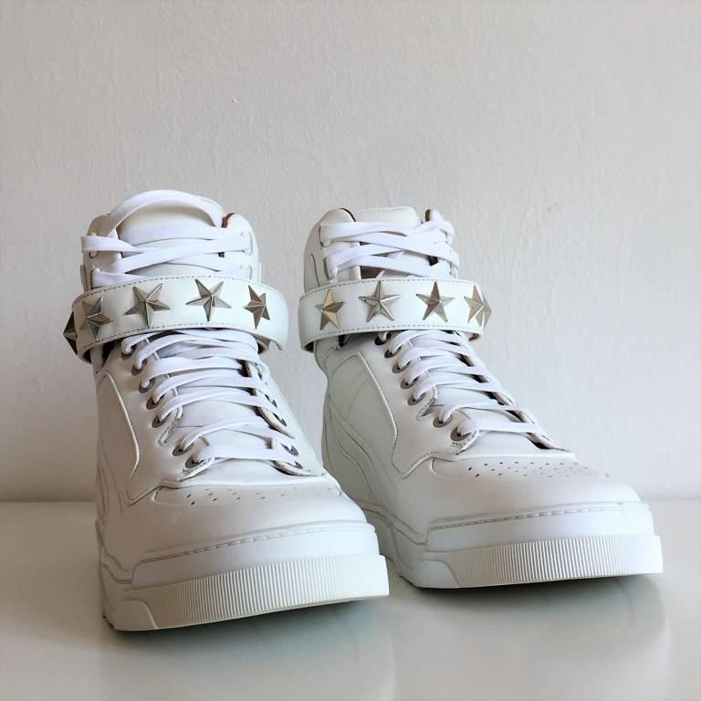 Givenchy Tyson High Top Leather Sneakers shoes with Stars, in pristine condition For Sale 1