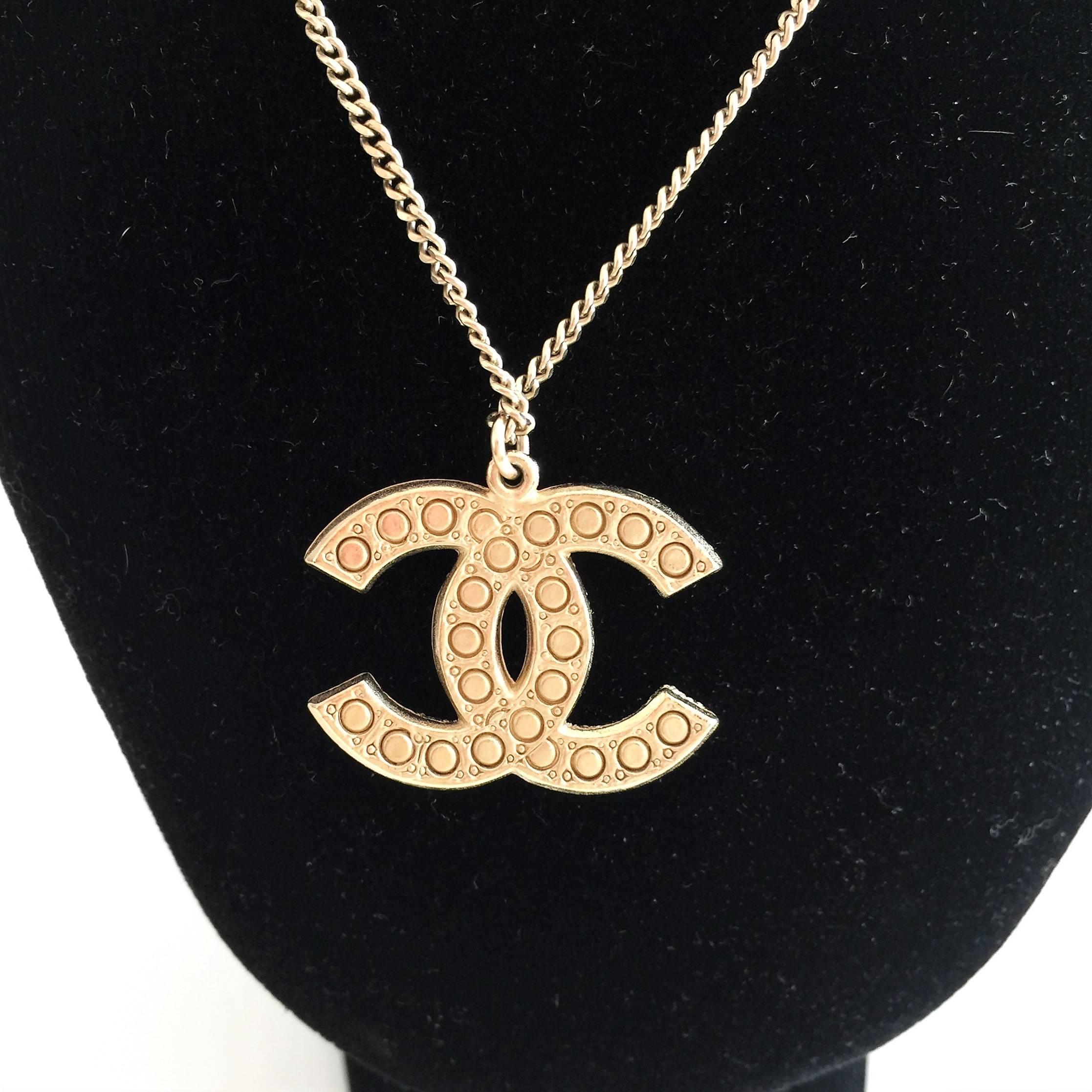 Chanel Necklace with CC logo pendant 100th Anniversary, Limited Editions  For Sale 4