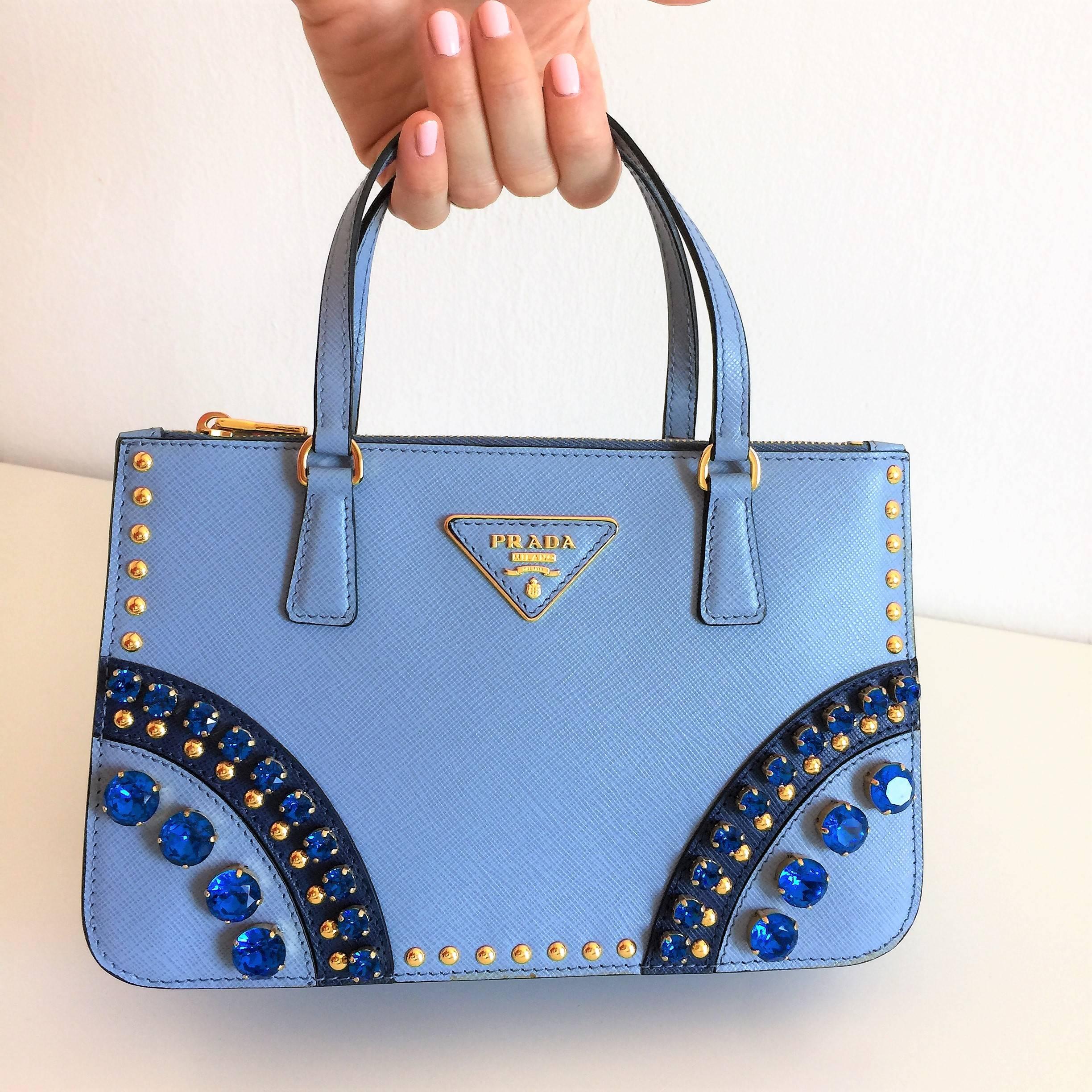 PRADA Bijoux Saffiano, Jewels Hand Bag Blue, ref. B1142B.
Condition; New, unused bag, with a little stain in one handle.
Retail price: over $2500.
Dim.: cm. 23 × 15 × 9     (9
