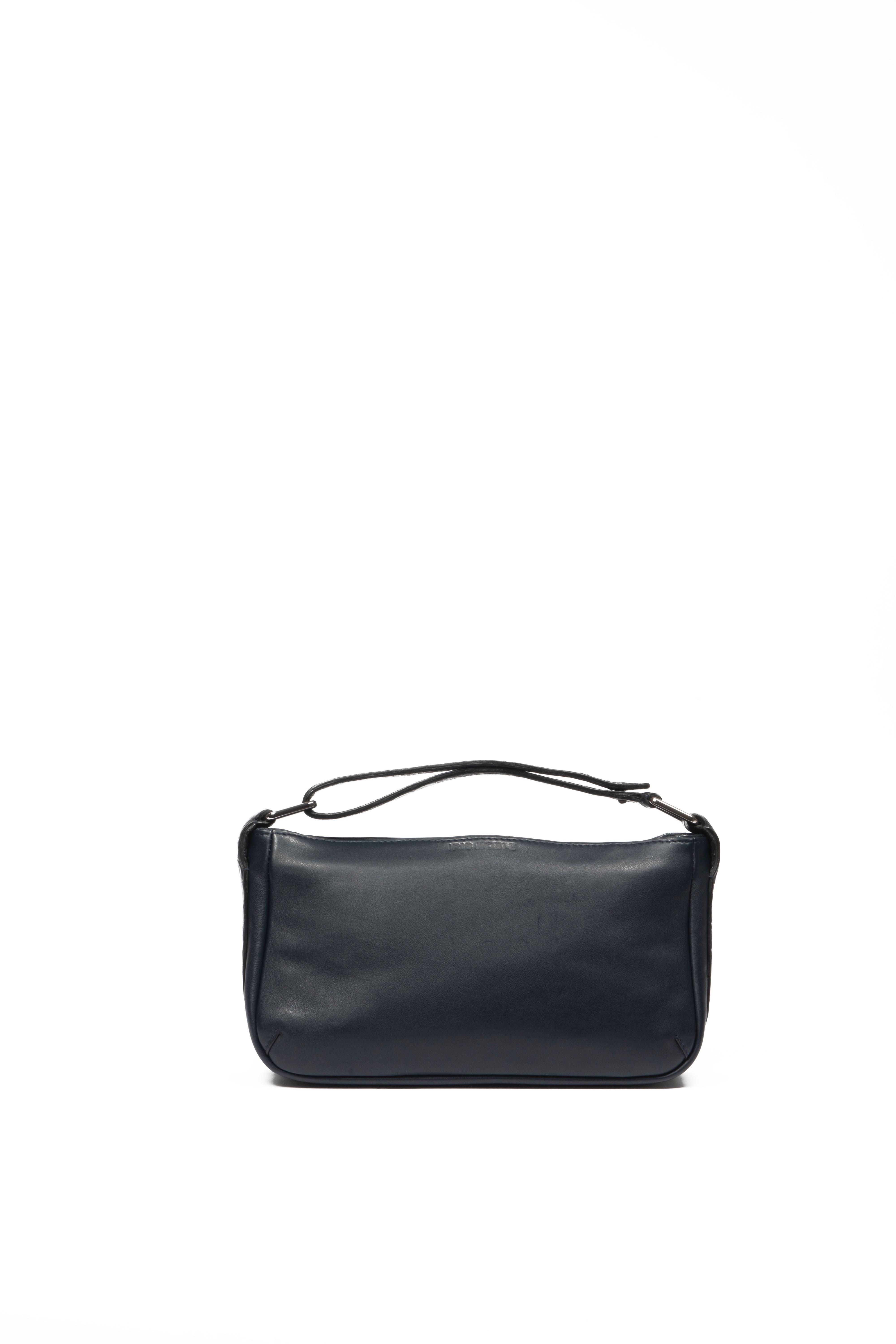 The Lynn baguette was designed by the creator Jennifer Noble and named after her sister “Lynn”. It has been created to allow every woman to carry all her essentials in a business trip or leisure, whether in a New York meeting or in a cocktail party