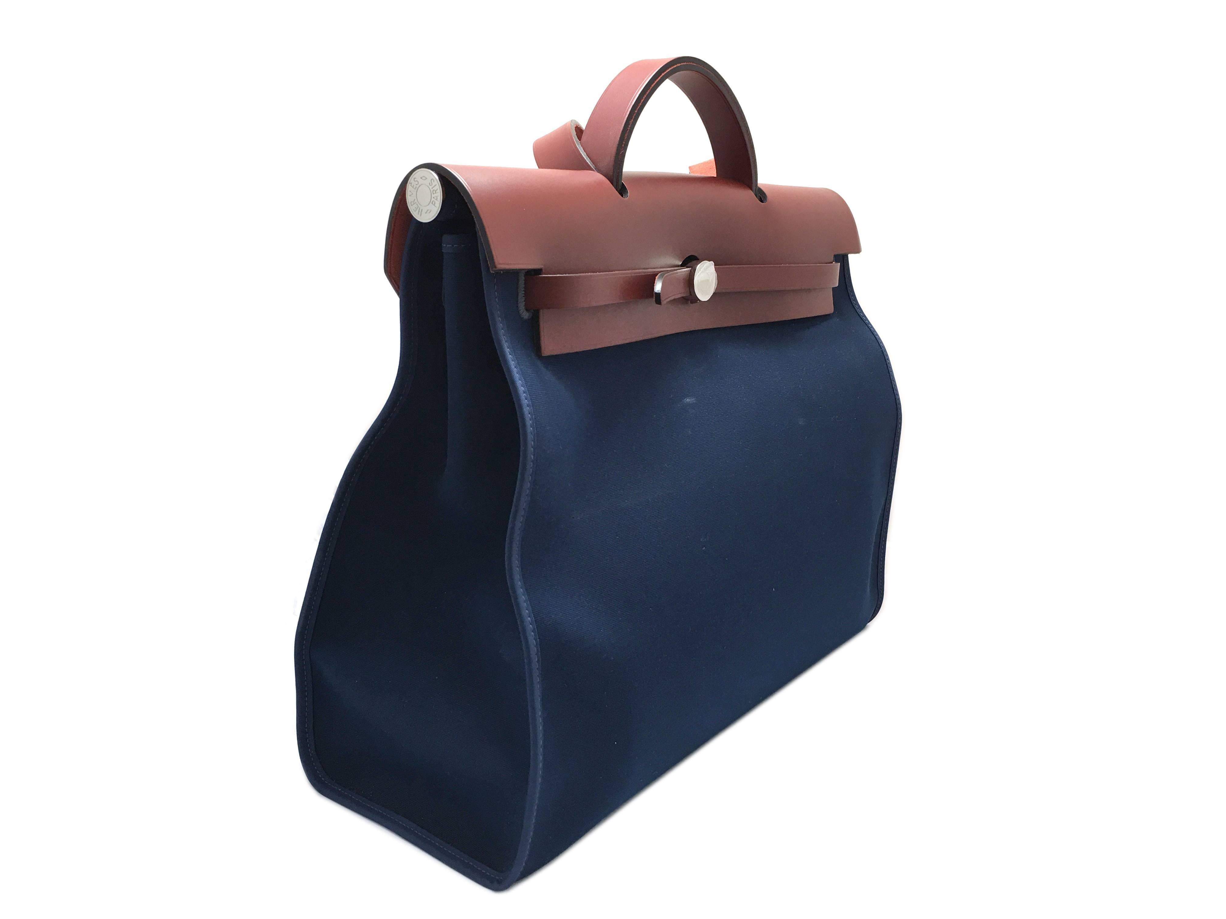 Color: Bleu Indigo
Material: Canvas

Condition:
Rank S
Overall: Almost New
Surface:Minor Scratches 
Corners:Good
Edges:Good
Handles/Straps:Good
Hardware:Good

Dimensions:
W39 × H31 × D15cm（W15.3" × H12.2" × D5.9"）
Handle: