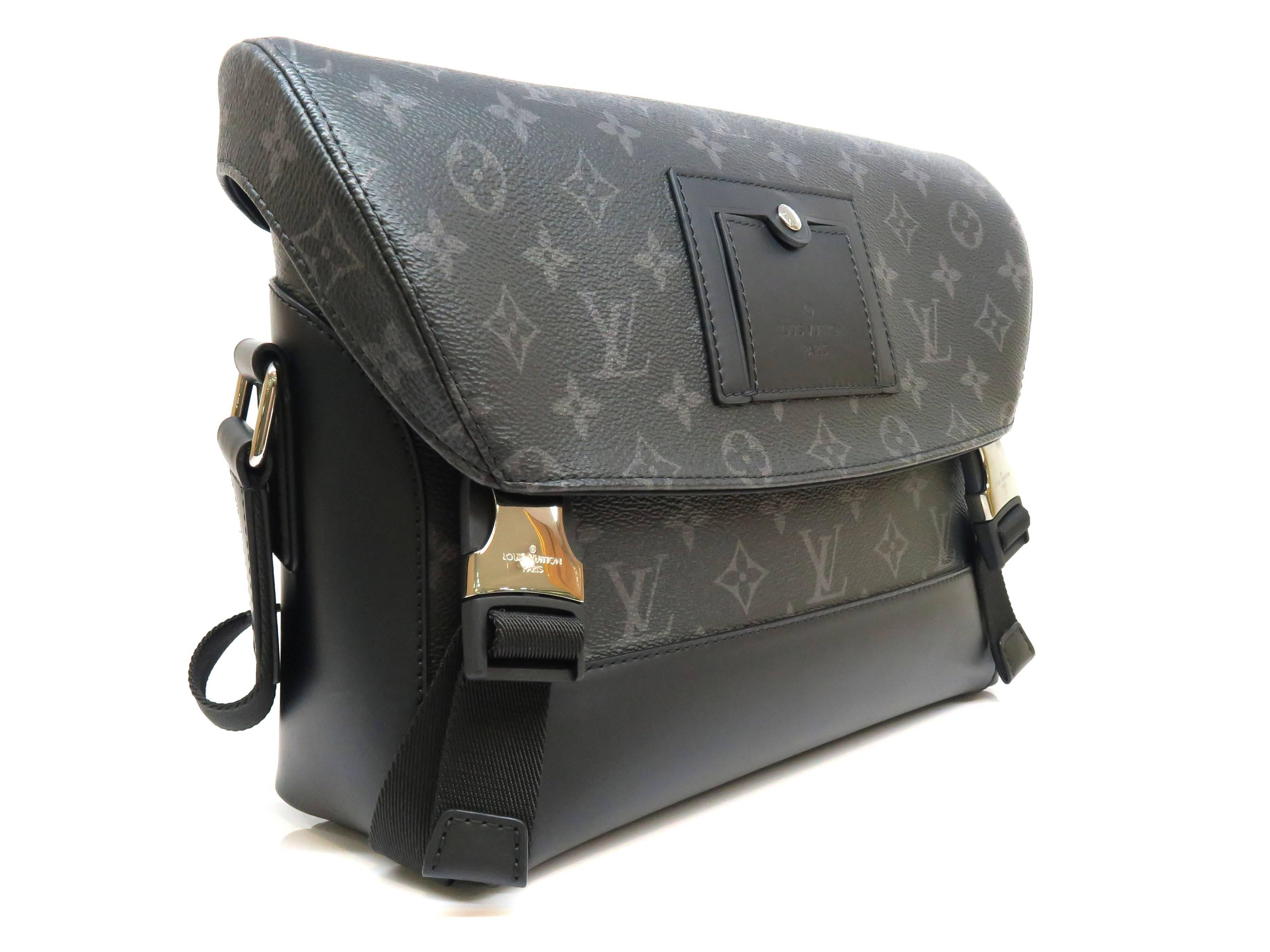 Color: Charcoal Black
Material: Monogram Eclipse Canvas

Condition:
Rank S
Overall: Almost New
Surface:Good
Corners:Minor Scratches 
Edges:Good
Handles/Straps:Minor Scratches 
Hardware:Minor Scratches

Dimensions:
W34 × H28 × D1.5cm（W13.3