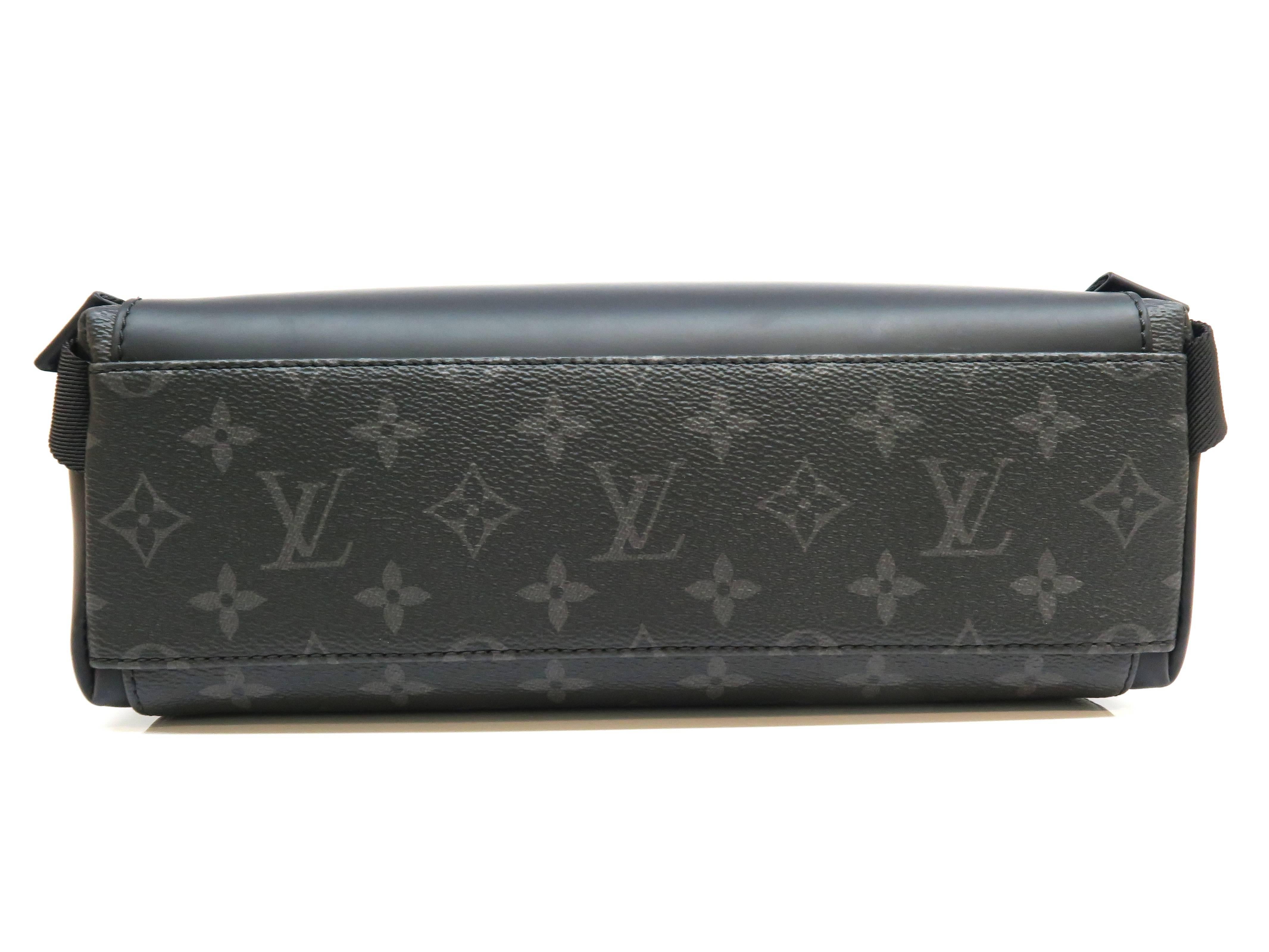 Louis Vuitton Monogram Eclipse Messenger MM Voyage Messenger Bag In New Condition In Kowloon, HK