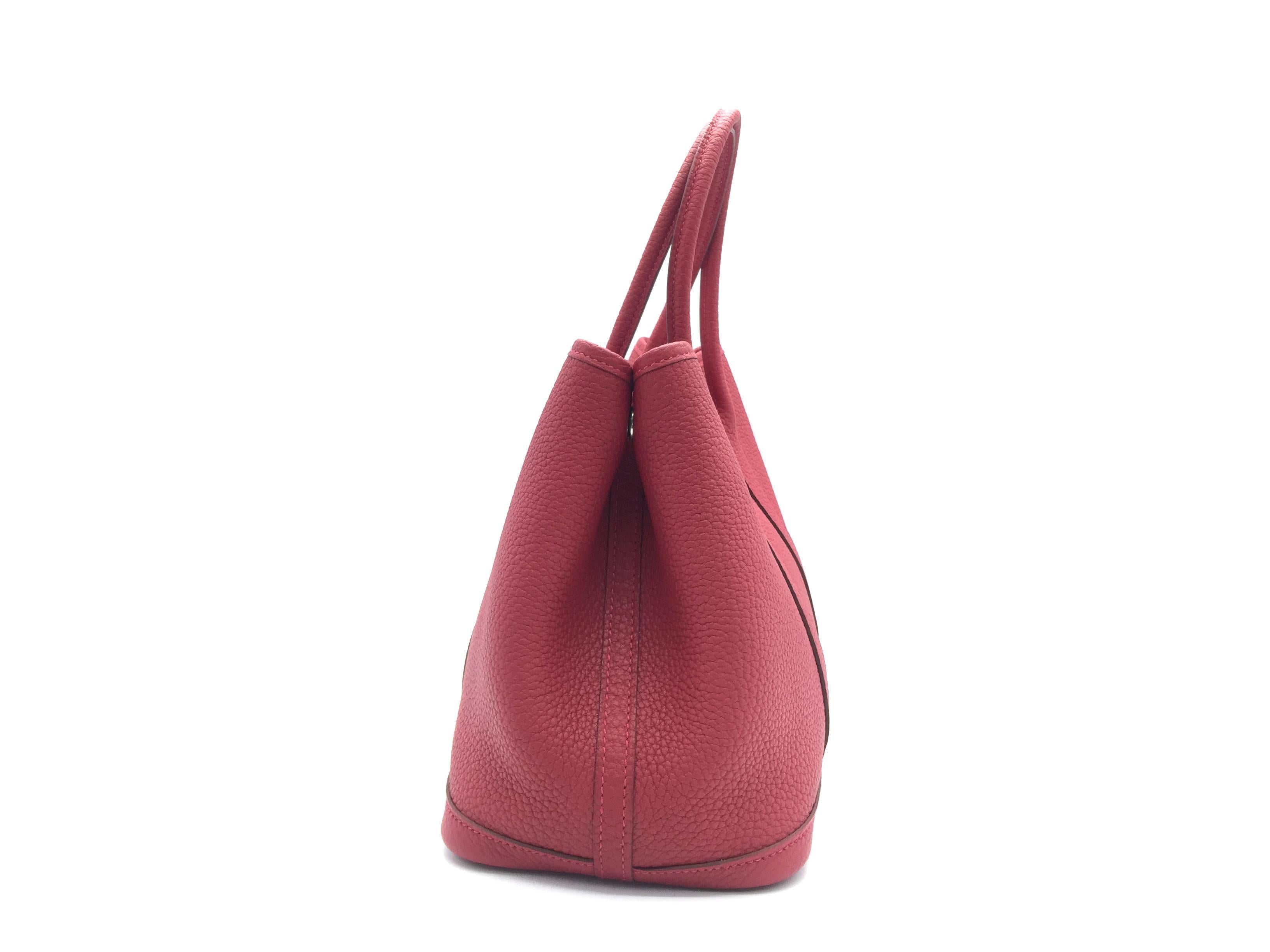 Color: Red / Rouge Piment (designer color)
Material: Country Leather

Condition:
Rank N
Overall: Brand New, Not used
Surface: Good
Corners: Good
Edges: Good
Handles/Straps: Good
Hardware: Good

Dimension:
W30 × H21 × D14cm（W11.8" × H8.2" ×