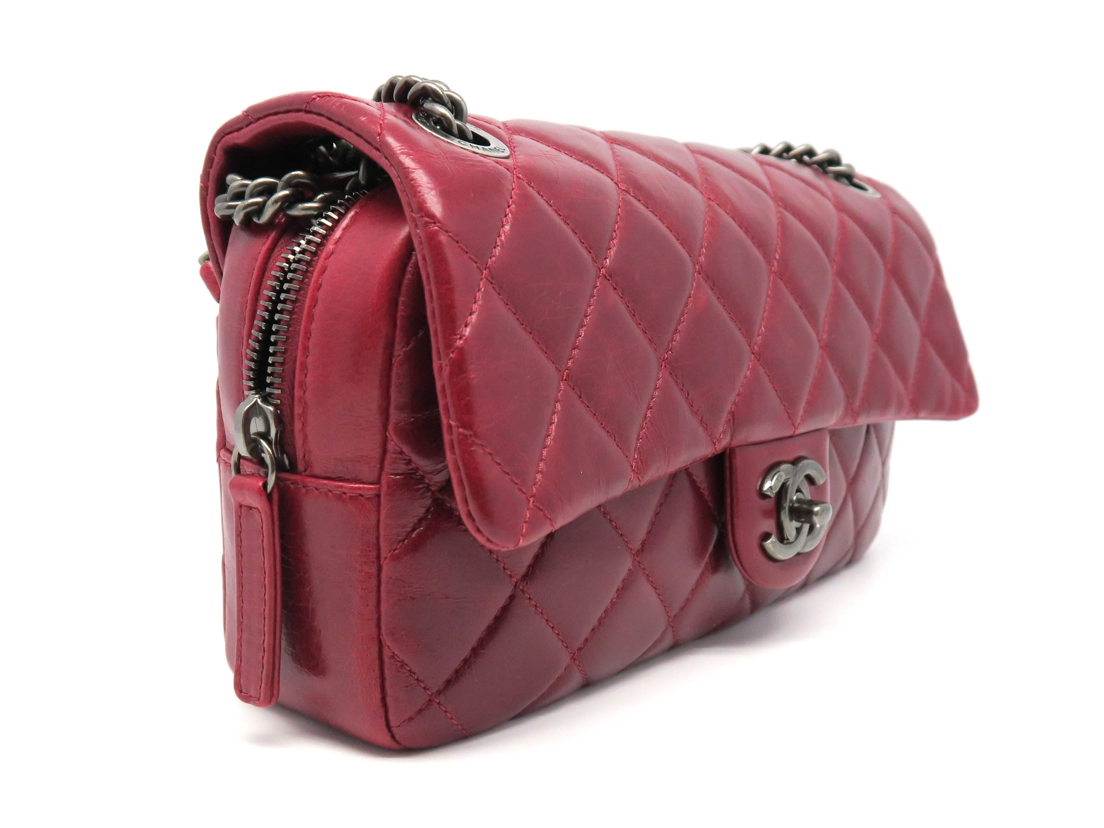 Color: Red 

Material: Aged Calf Leather 

Condition: Rank S 
Overall: Almost New
Surface: Good
Corners: Good
Edges: Good
Handles/Straps: Good
Hardware: Good

Dimension: W25.5 × H14 × D5.5cm（W10.0" × H5.5" × D2.1"）
Shoulder