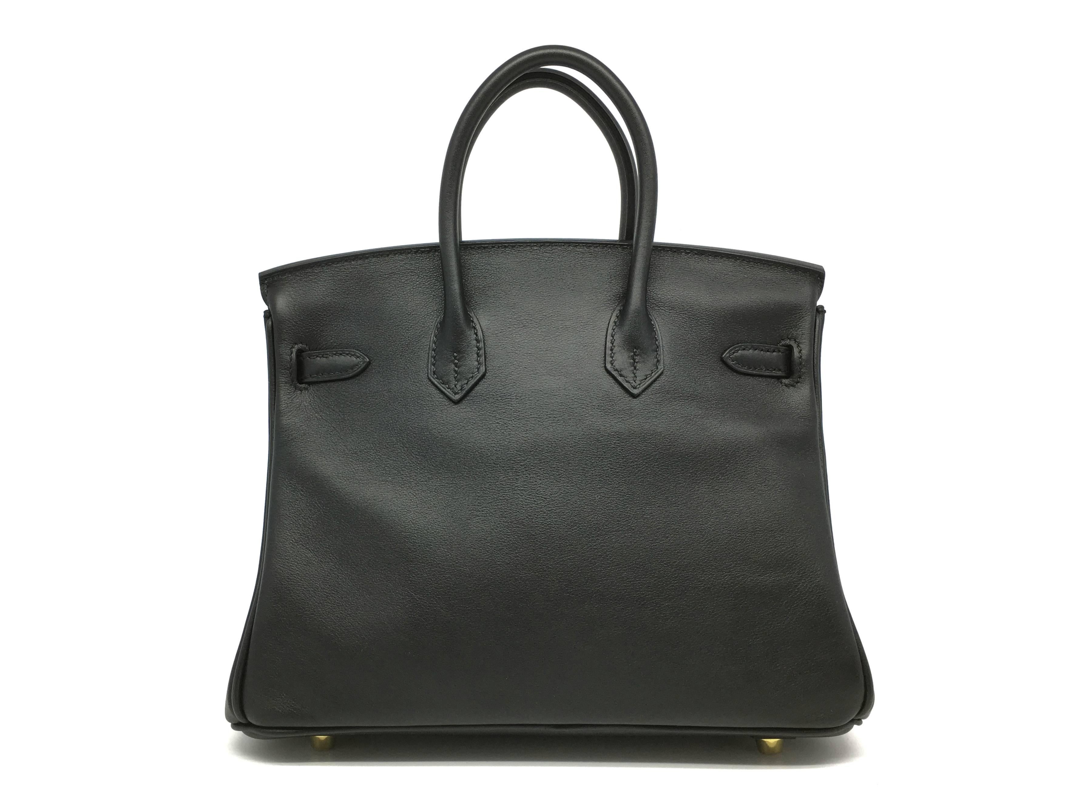 Hermes Birkin 25 Noir Black Swift Leather Gold Metal Top Handle Bag In New Condition In Kowloon, HK