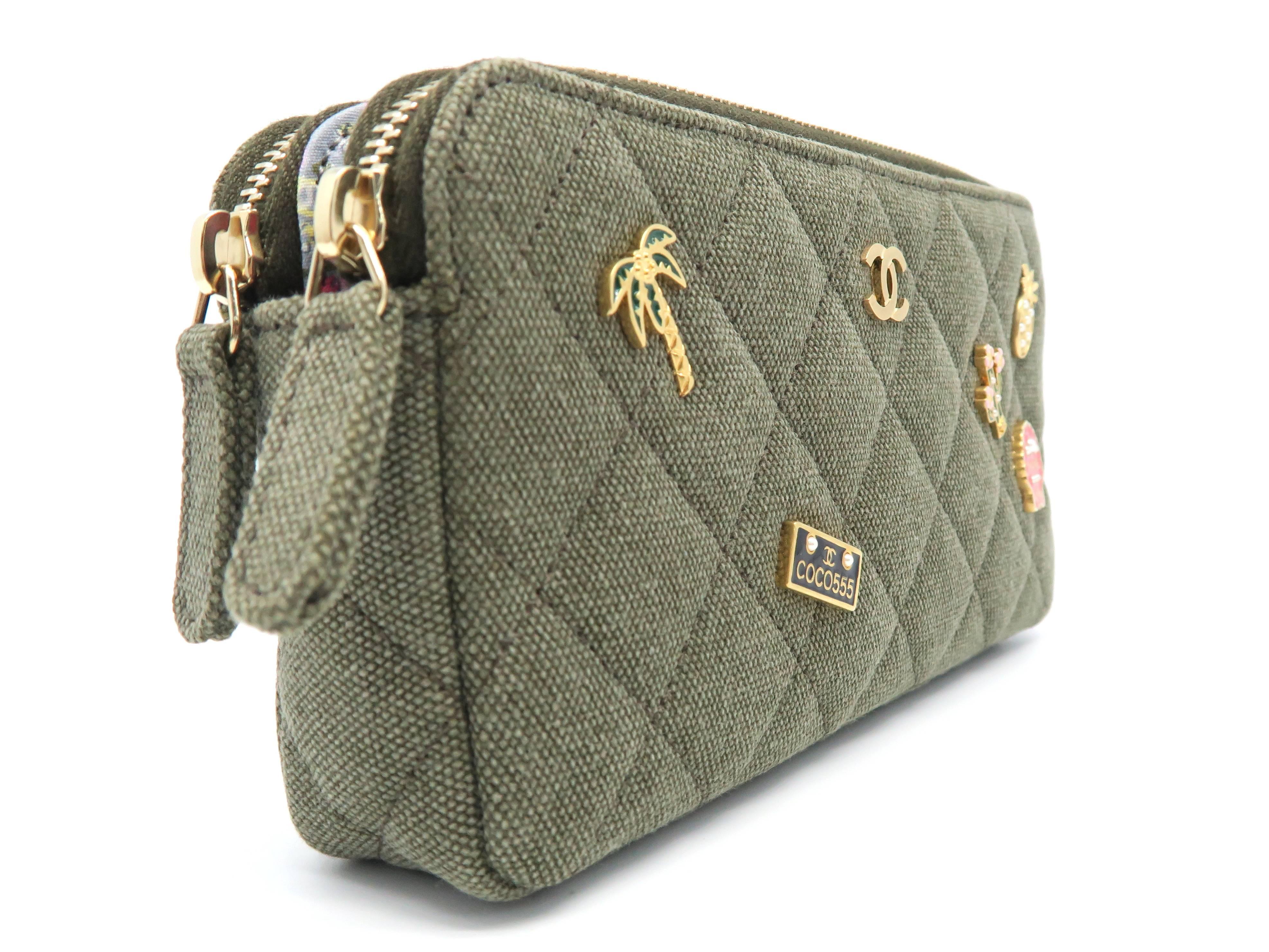 Color: Khaki

Material: Canvas

Condition: Rand N
Overall: Brand New
Surface:Good
Corners:Good
Edges:Good
Handles/Straps:Good
Hardware:Good

Dimensions: W18 × H9 × D3cm（W7.0" × H3.5" × D1.1"）
Shoulder strap:130cm（51.1"）

Serial